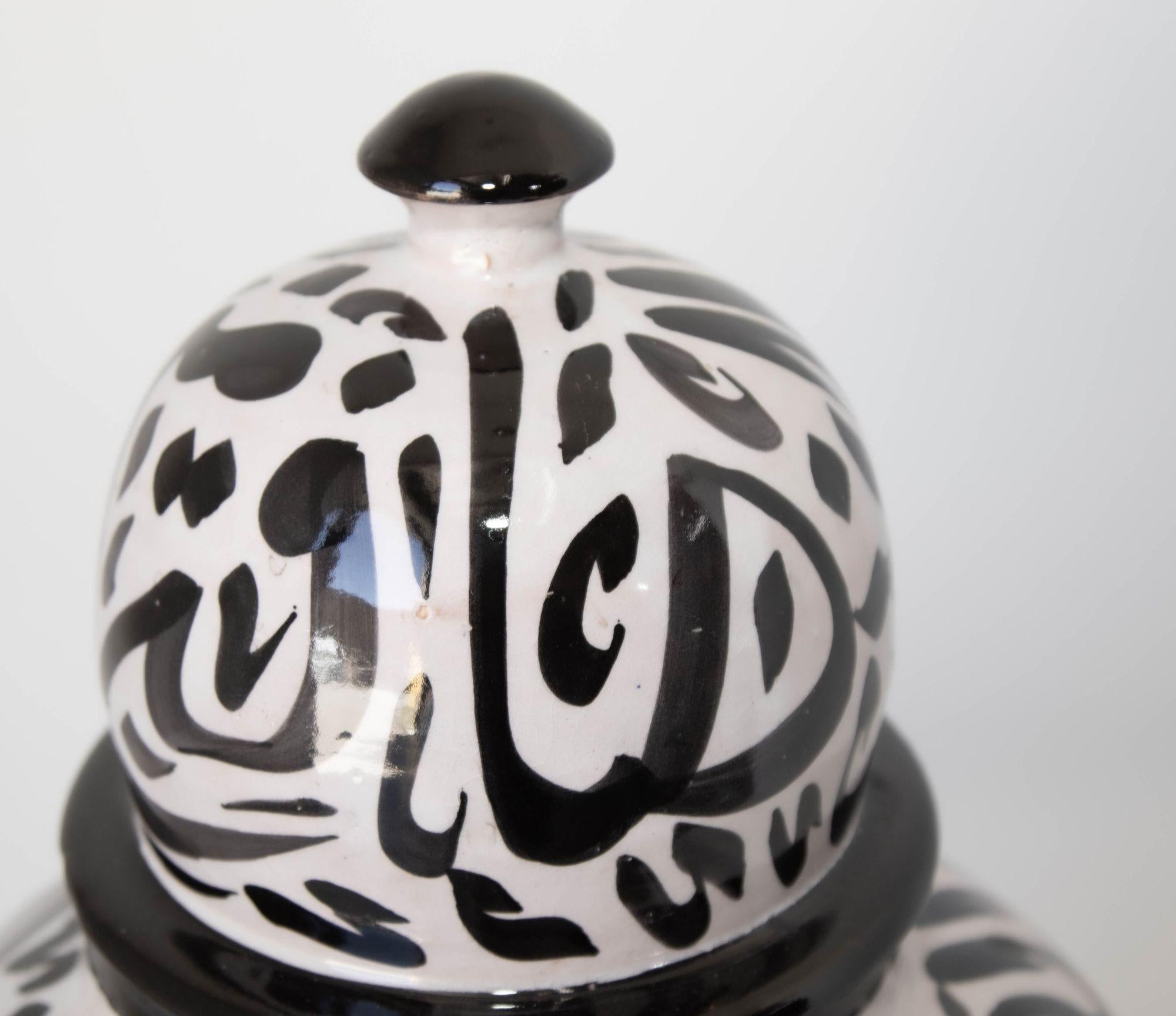 Marocain Urne à couvercle en céramique marocaine avec calligraphie arabe et écriture noire, Fez en vente