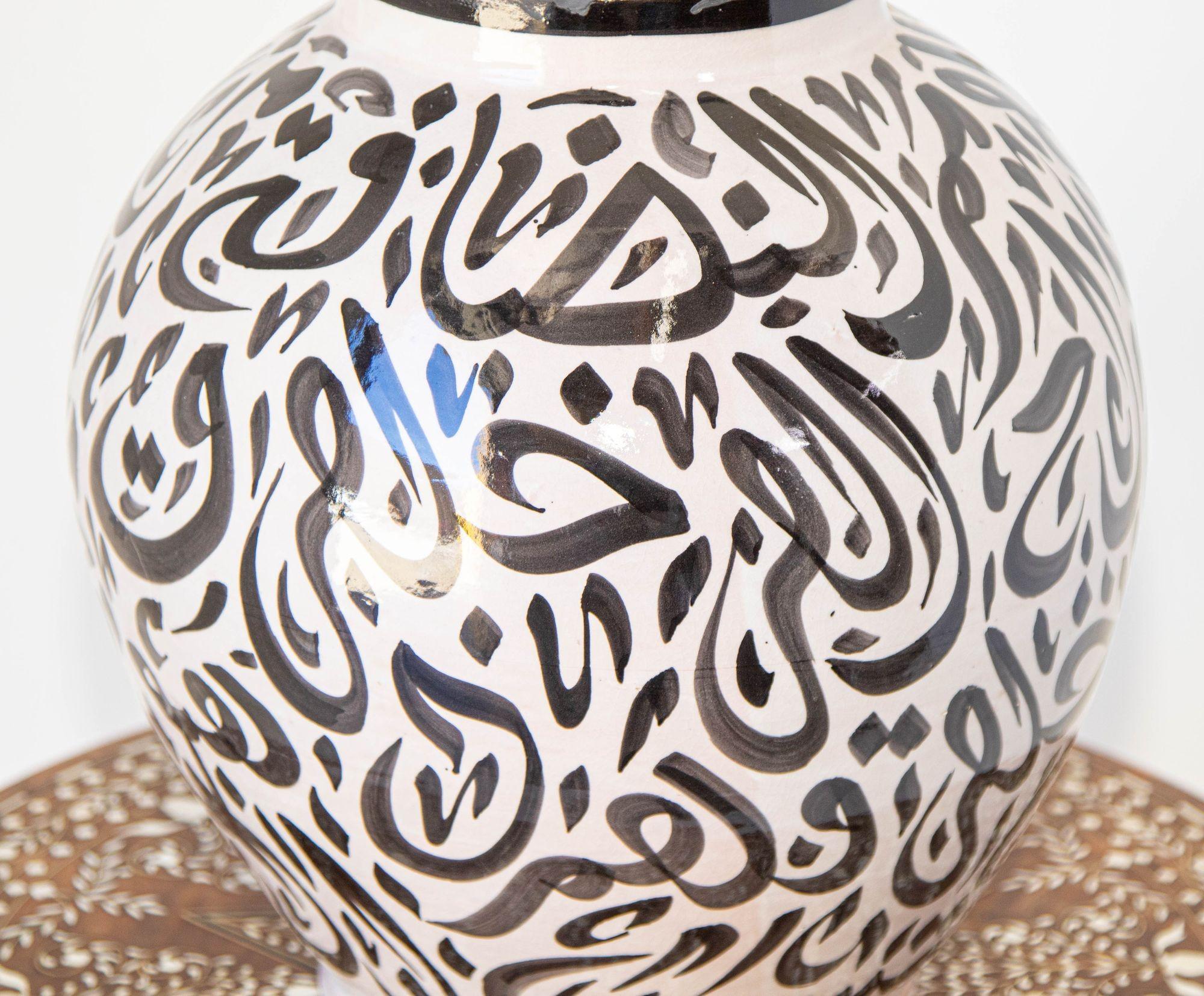 Urne à couvercle en céramique marocaine avec calligraphie arabe et écriture noire, Fez Bon état - En vente à North Hollywood, CA