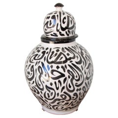 Urne à couvercle en céramique marocaine avec calligraphie arabe et écriture noire, Fez