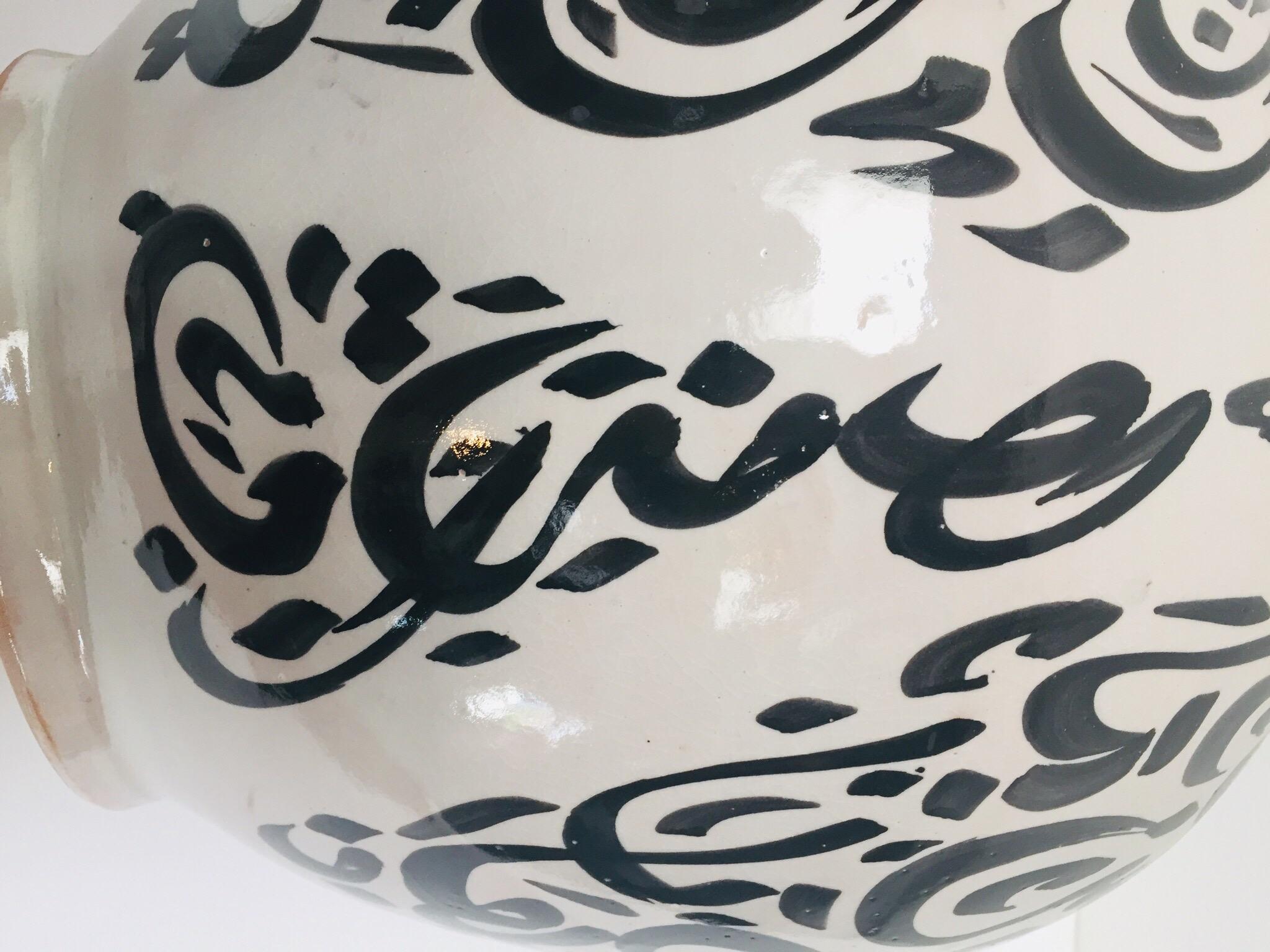Urna con coperchio in ceramica moresca con calligrafia araba e scrittura lettrista nera in vendita 9
