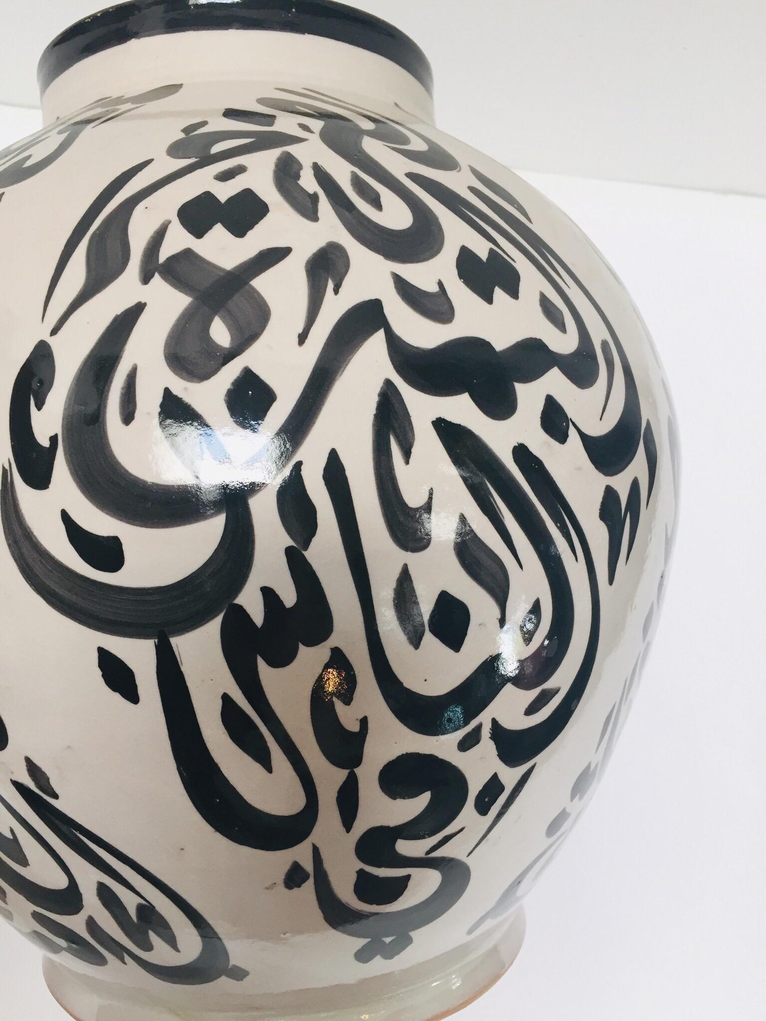 Urna con coperchio in ceramica moresca con calligrafia araba e scrittura lettrista nera in vendita 10