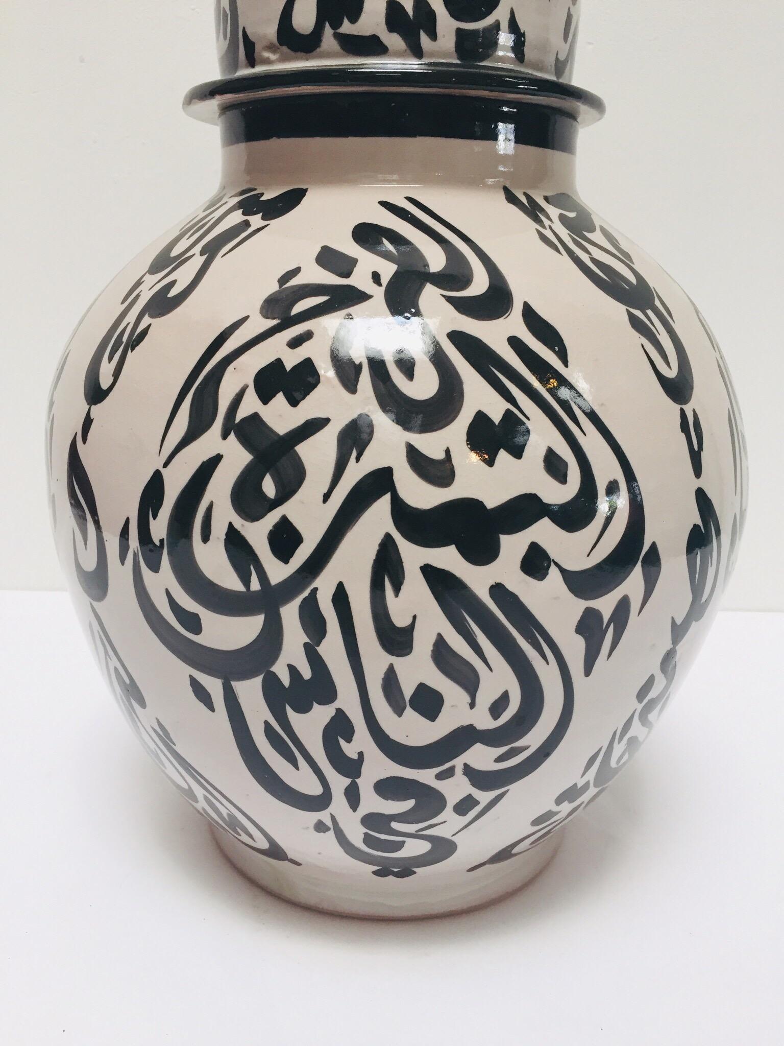 Große glasierte marokkanische Keramikurne mit Deckel aus Fez.
Keramik im maurischen Stil, handgefertigt und handbemalt mit arabischer Kalligraphie.
Diese Art von Kunstschrift, die kalligraphisch aussieht, wird Lettrismus genannt, eine Kunstform,