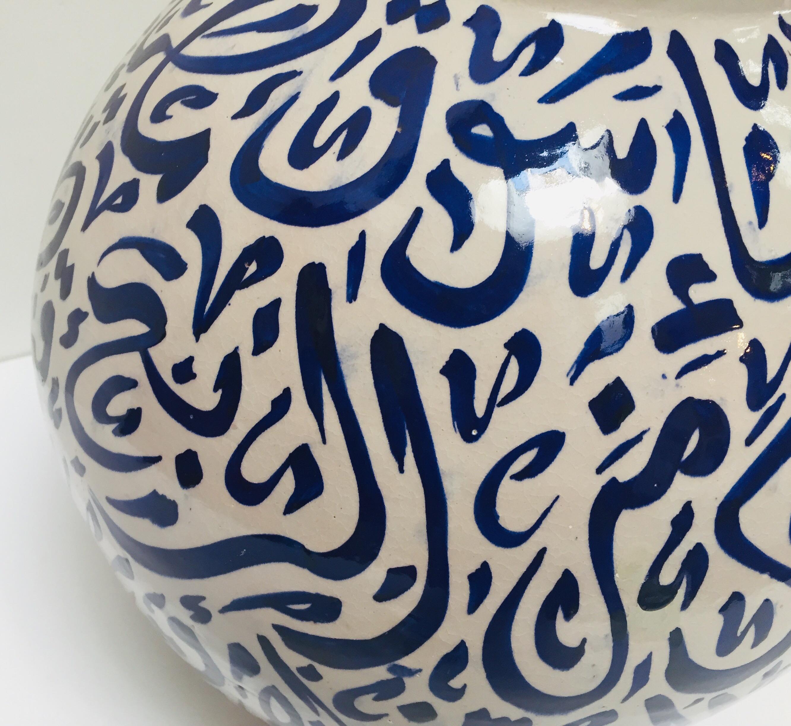 Marokkanische blaue Keramik-Urne mit Deckel und arabischer Kalligrafie, Fez im Angebot 4