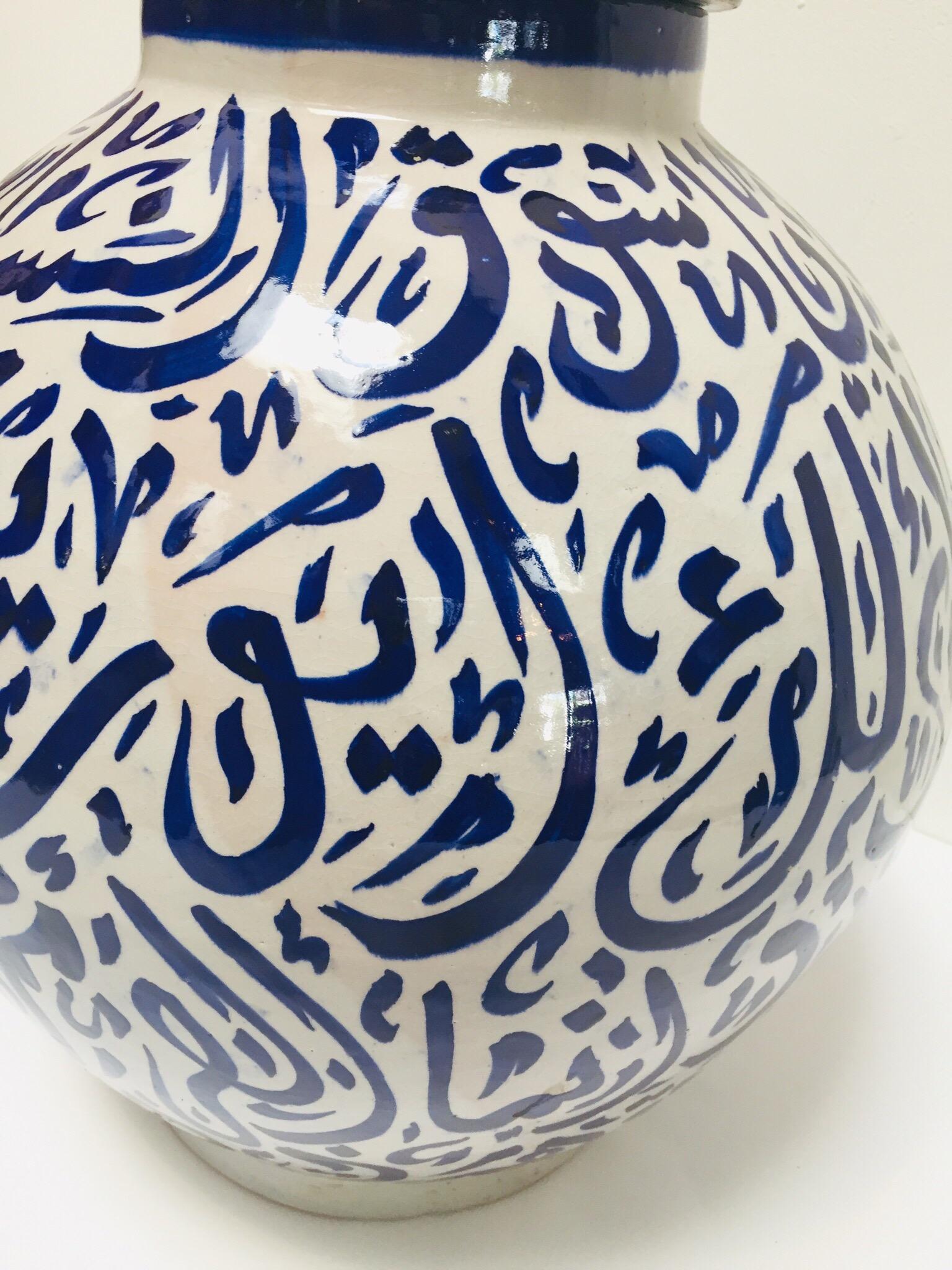 Marokkanische blaue Keramik-Urne mit Deckel und arabischer Kalligrafie, Fez im Angebot 5
