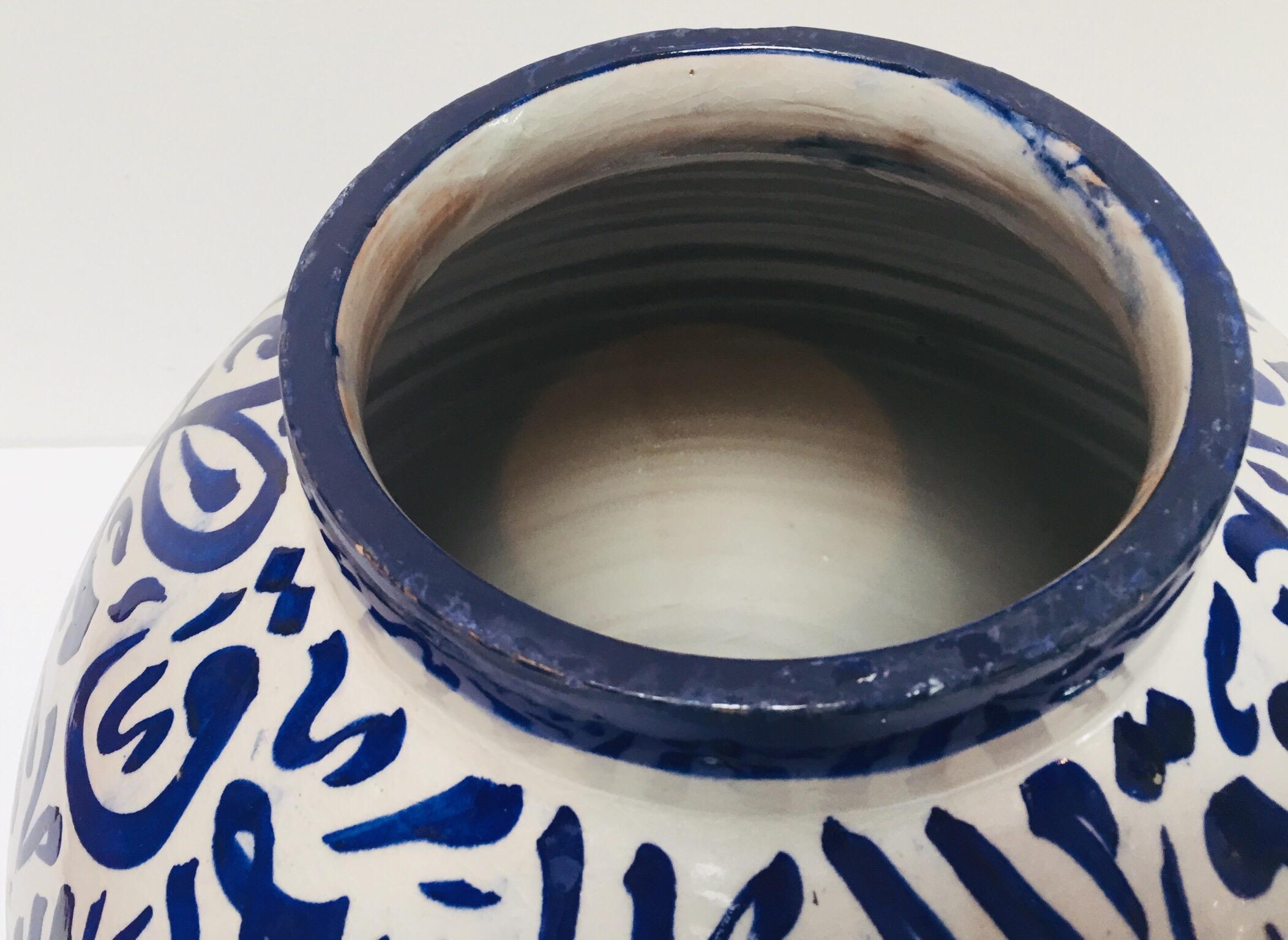 Urna marroquí de cerámica azul con tapa y caligrafía árabe, Fez en venta 10