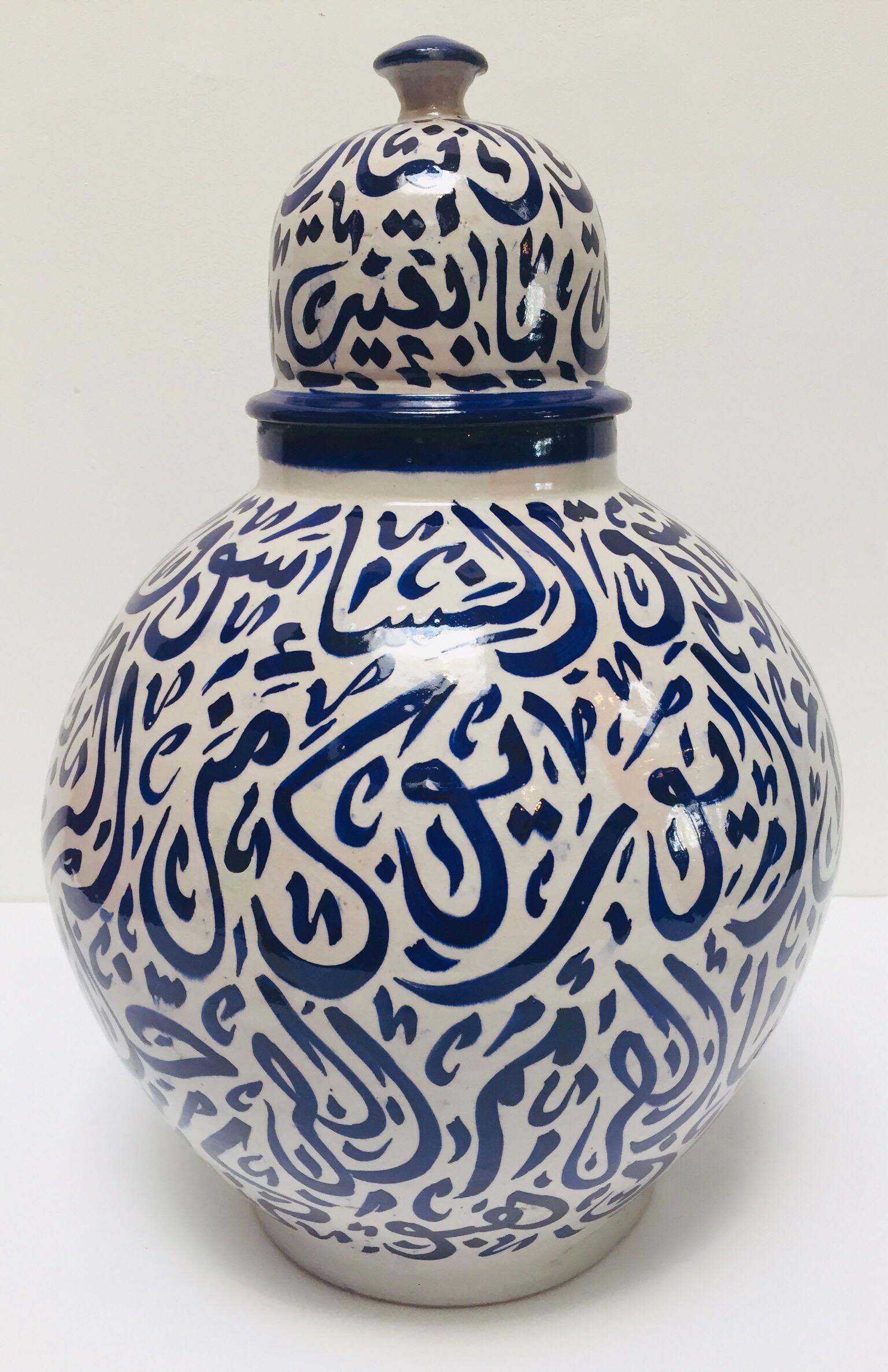 Große marokkanische glasierte königsblaue Keramikurne mit Deckel aus Fez.
Vintage Keramik im maurischen Stil, handgefertigt und handbemalt mit arabischer Kalligraphie.
Diese Art von Kunstschrift, die kalligraphisch aussieht, wird Lettrismus genannt,