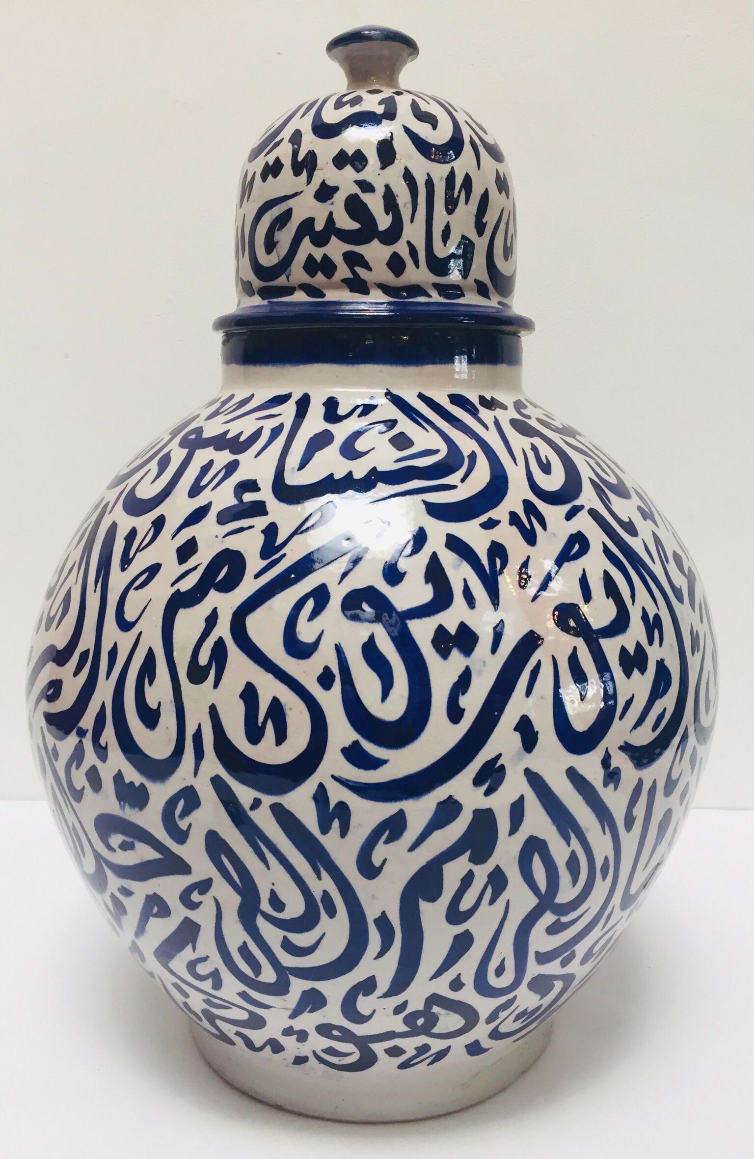 Marokkanische blaue Keramik-Urne mit Deckel und arabischer Kalligrafie, Fez (Islamisch) im Angebot