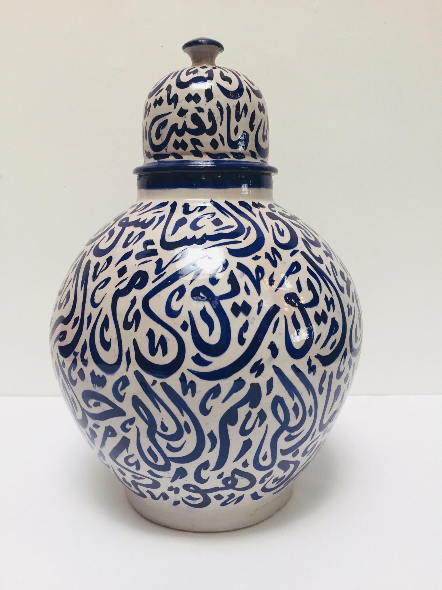Urna marroquí de cerámica azul con tapa y caligrafía árabe, Fez Marroquí en venta