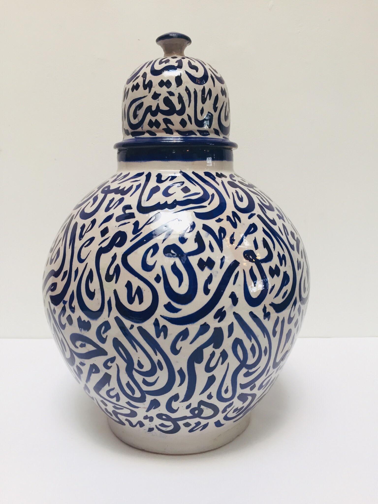 Marokkanische blaue Keramik-Urne mit Deckel und arabischer Kalligrafie, Fez (Handbemalt) im Angebot