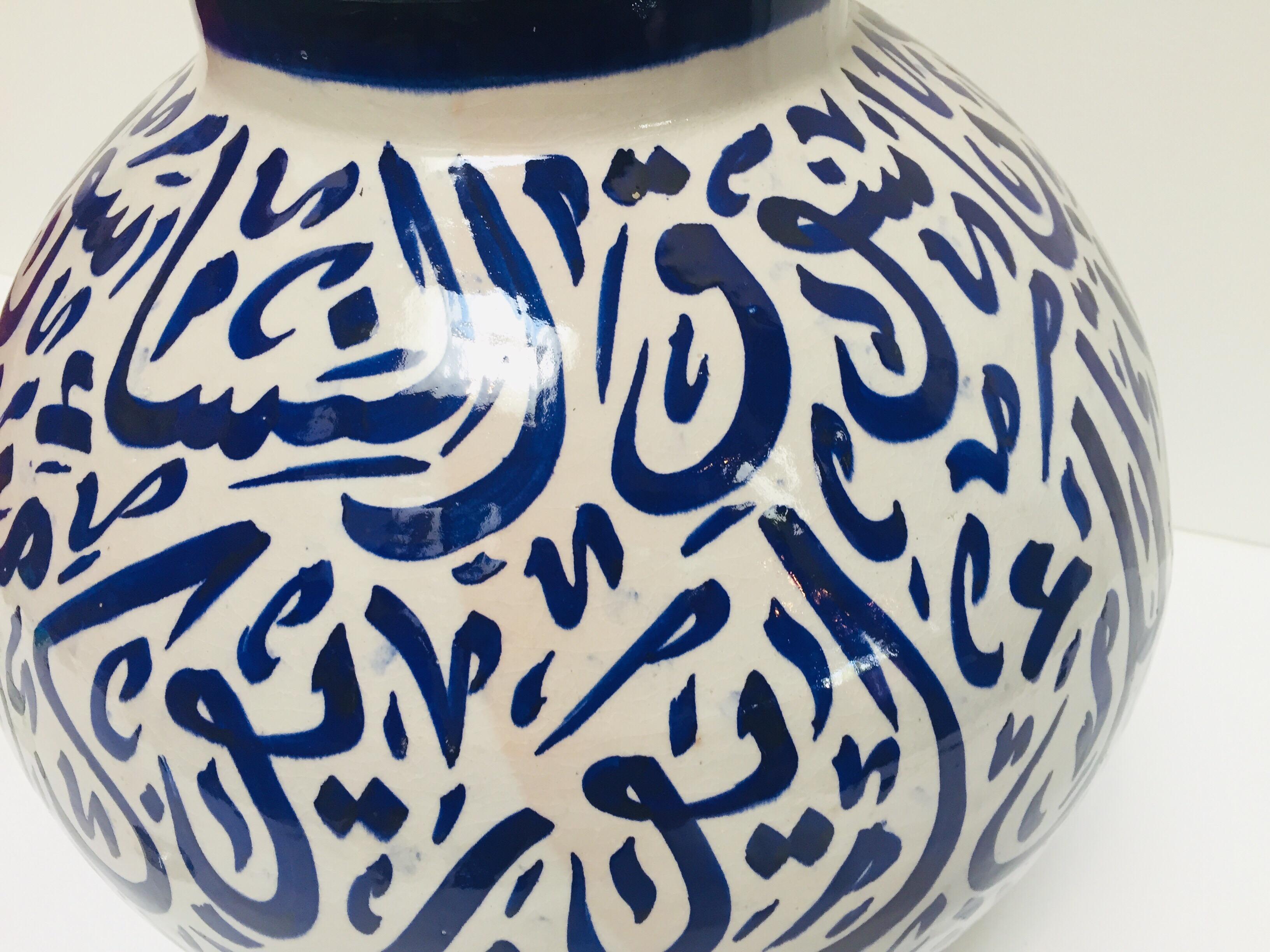 Moroccan Blue Ceramic Lidded Urn with Arabic Calligraphy Writing, Fez In Good Condition For Sale In North Hollywood, CA