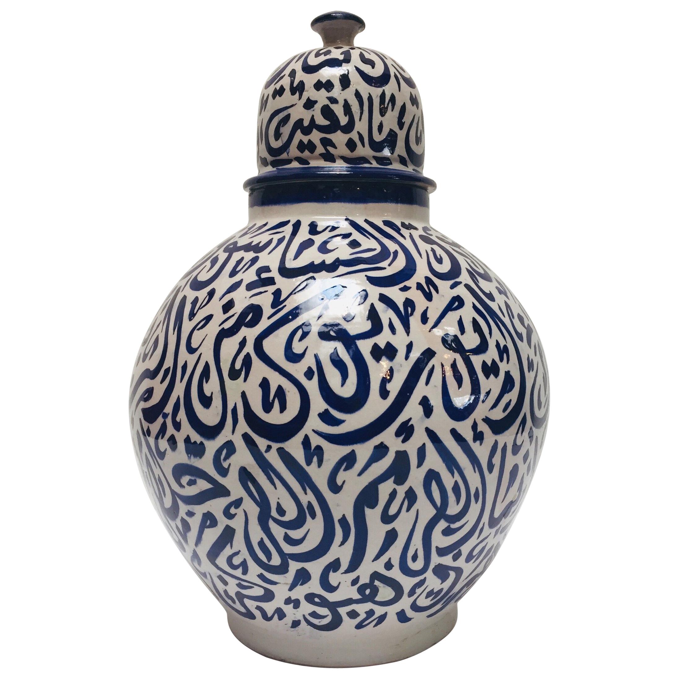 Urne à couvercle en céramique bleue marocaine avec calligraphie arabe, Fez
