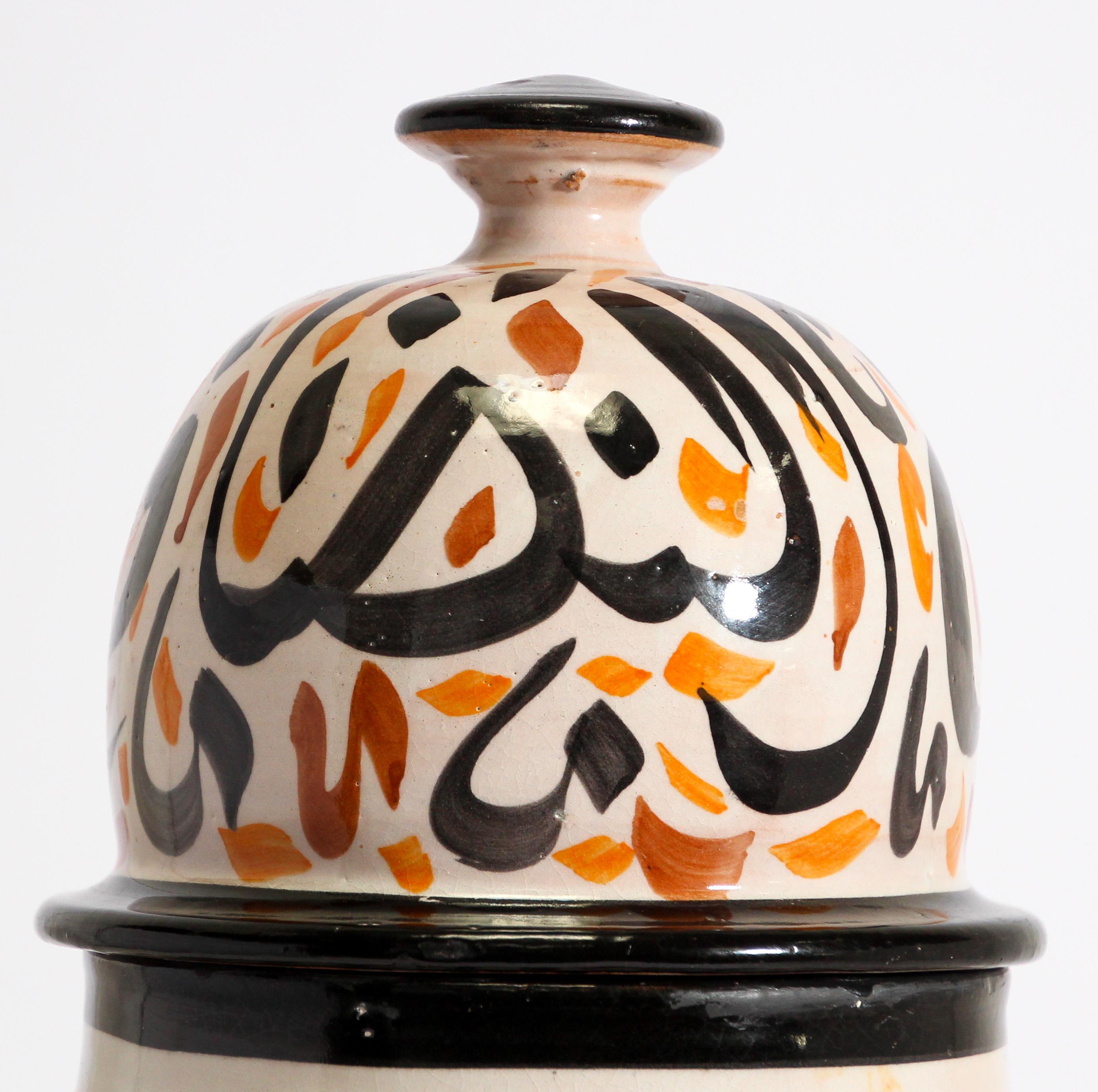 Marokkanische Keramik-Urne mit Deckel und arabischer Kalligrafie und Lettrism-Schreibweise im Zustand „Gut“ im Angebot in North Hollywood, CA