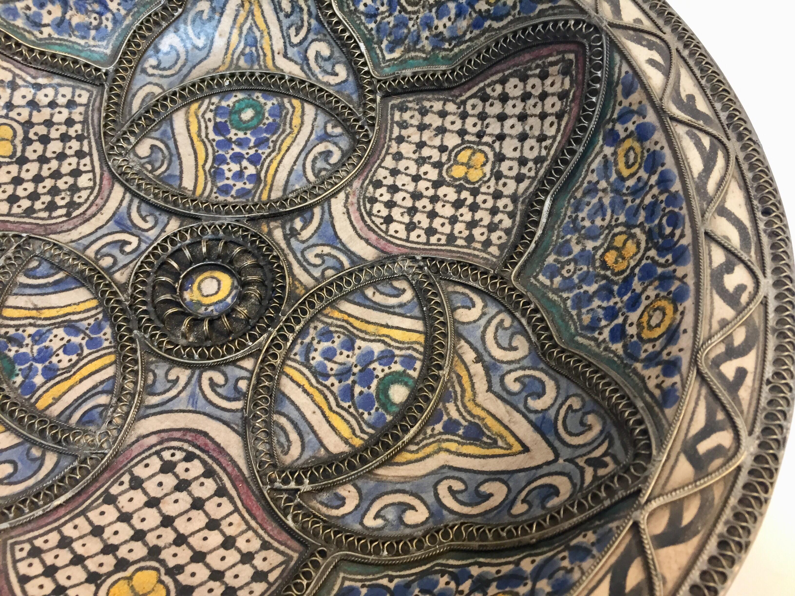 maurische Keramikschale aus Fez, Marokko, verziert mit filigranem Silber 4