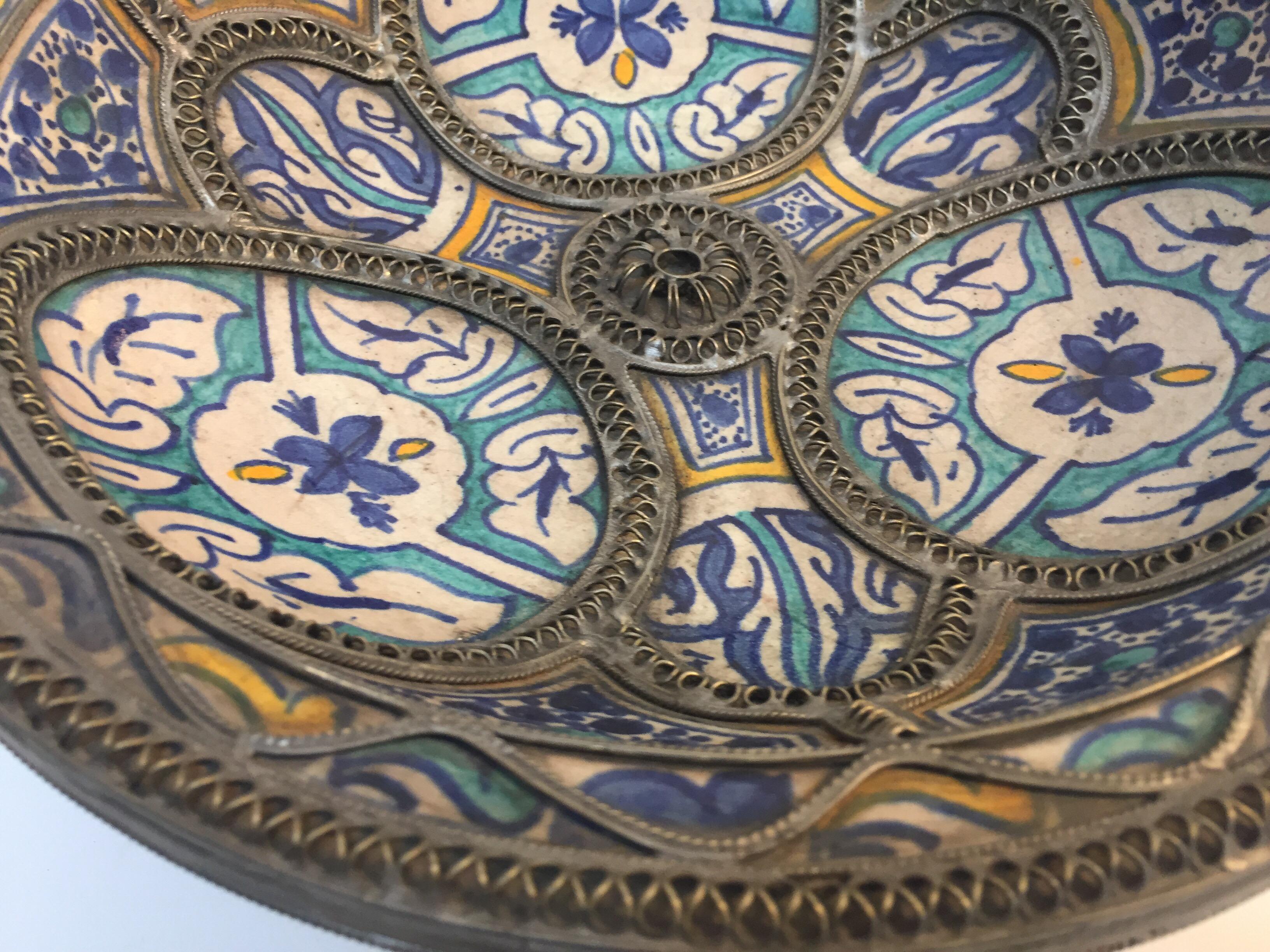 Marokkanischer Keramikteller aus Fez, verziert mit filigranem Silber Filigran (Handgefertigt) im Angebot