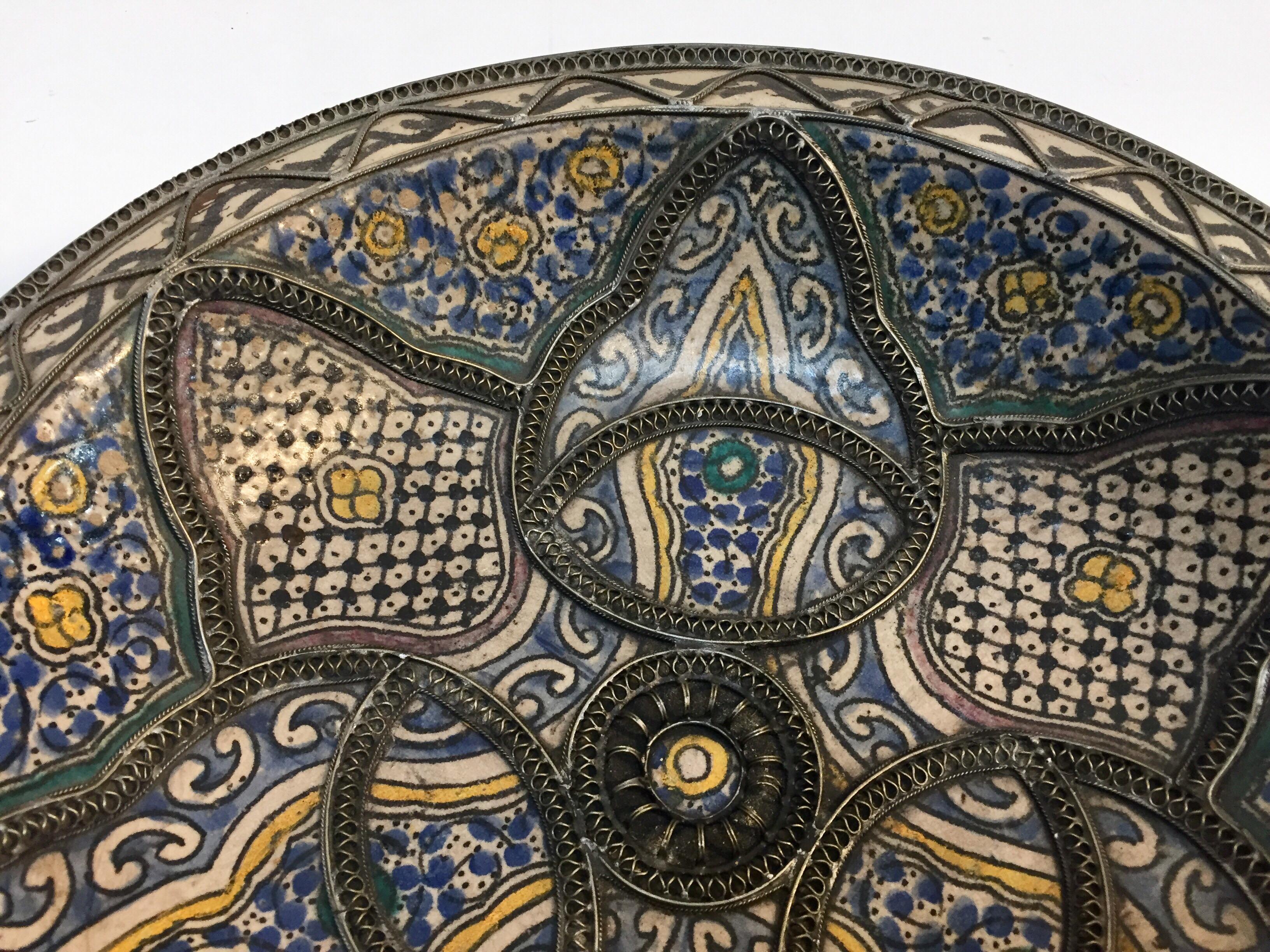 maurische Keramikschale aus Fez, Marokko, verziert mit filigranem Silber im Zustand „Gut“ in North Hollywood, CA
