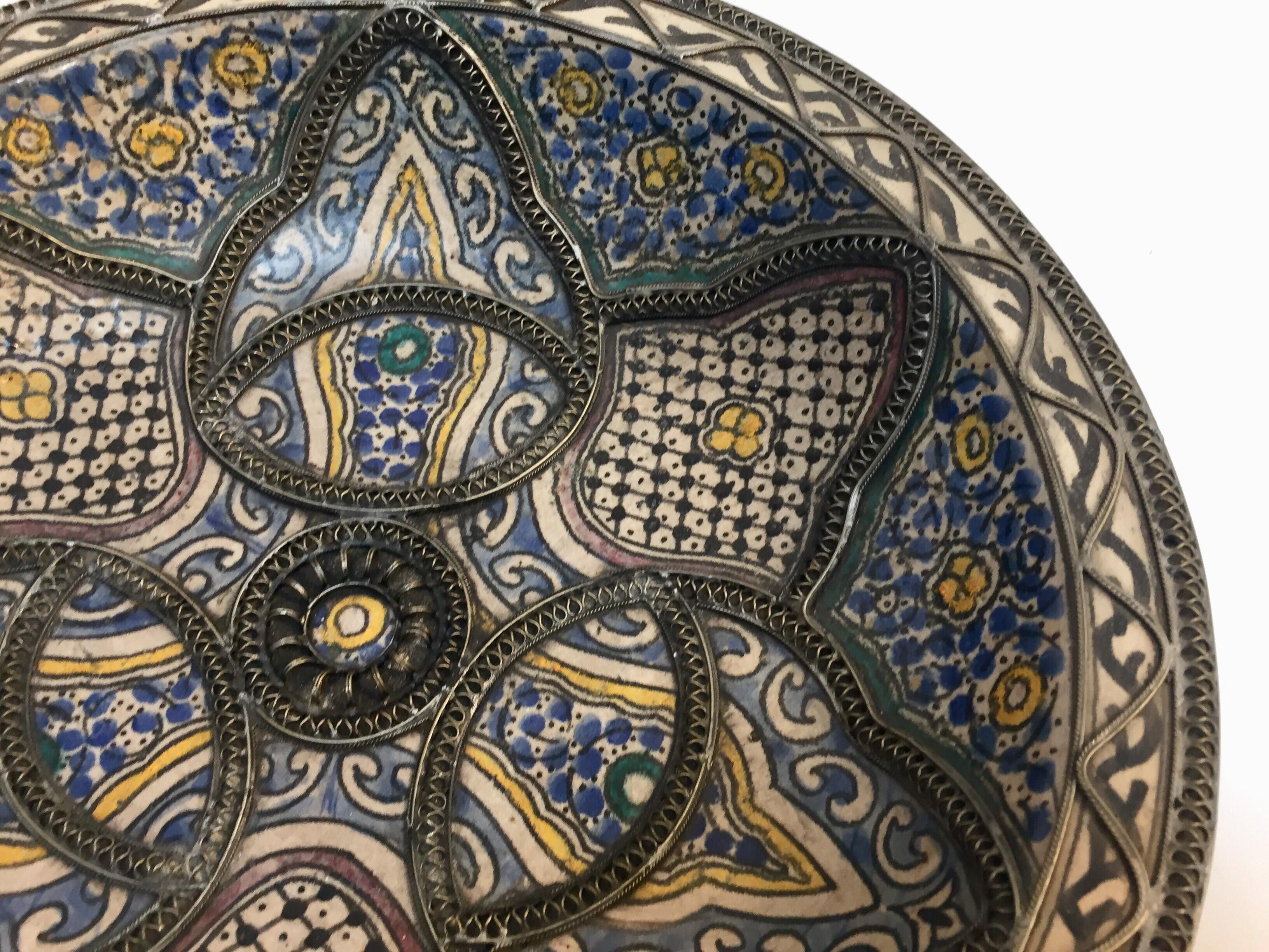maurische Keramikschale aus Fez, Marokko, verziert mit filigranem Silber (20. Jahrhundert)