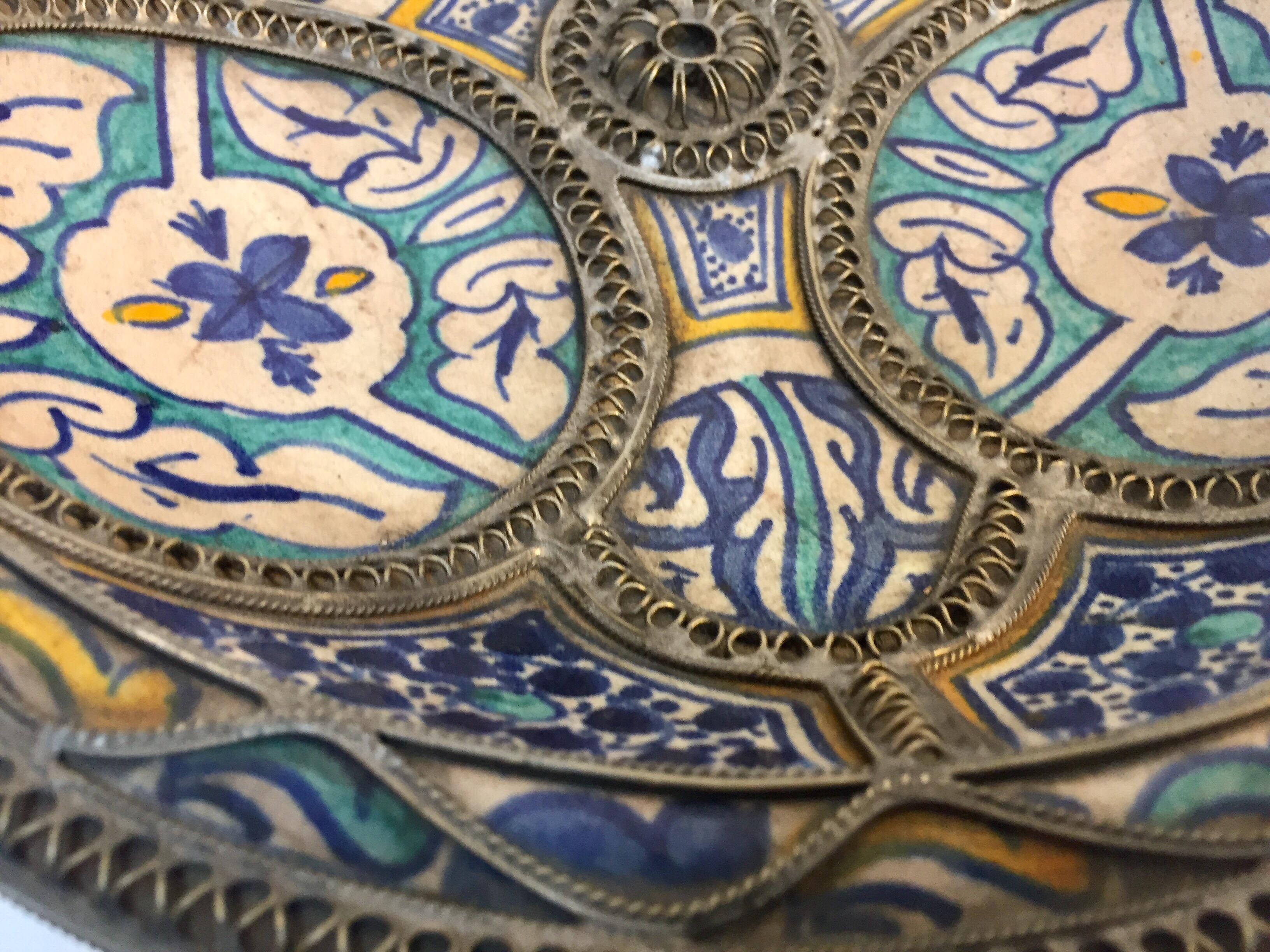 Moroccan Ceramic Plate Adorned with Silver Filigree from Fez In Good Condition For Sale In North Hollywood, CA