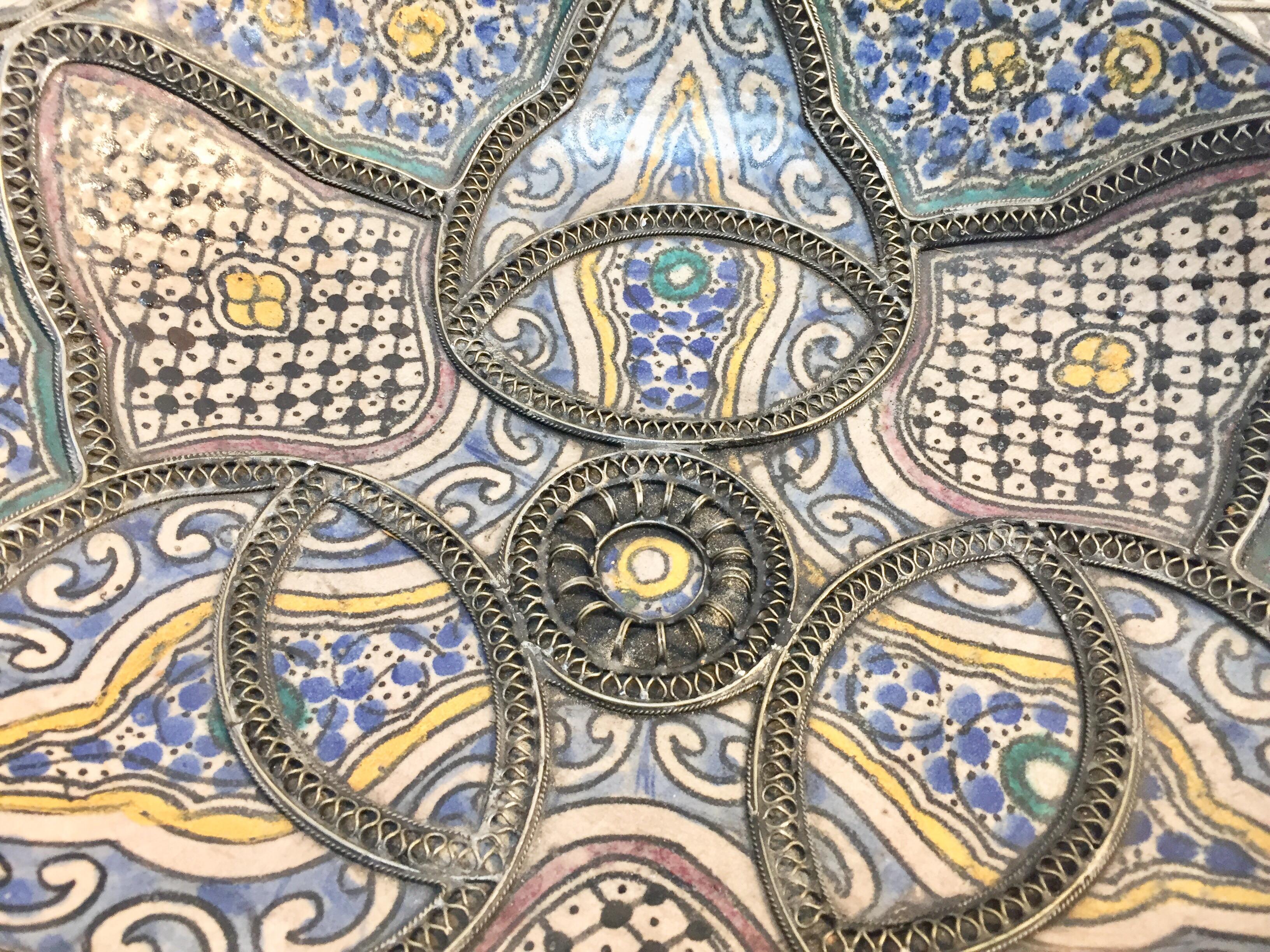 maurische Keramikschale aus Fez, Marokko, verziert mit filigranem Silber 2