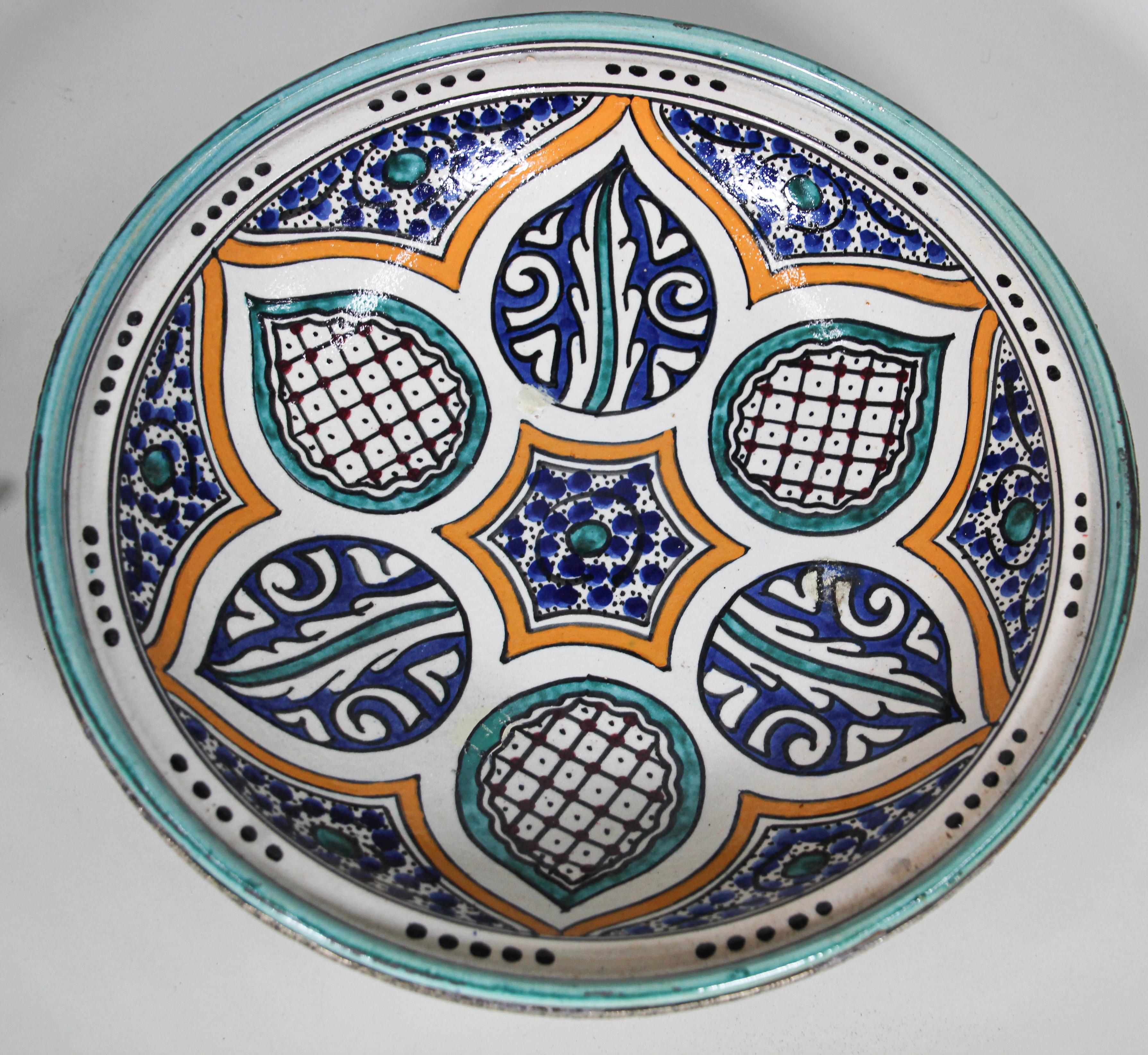 Antiker marokkanischer Tajine aus Keramik aus Fez Polychrome (Handbemalt) im Angebot