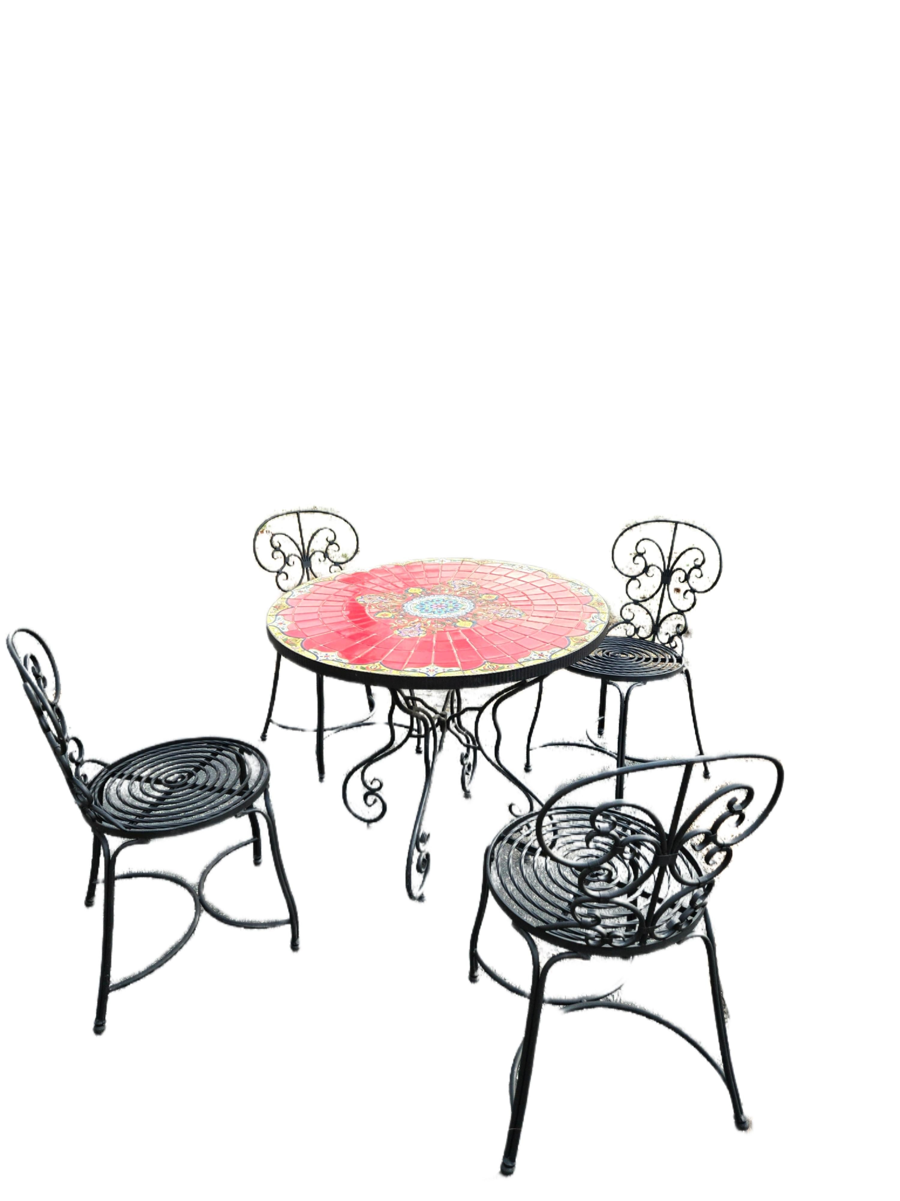 Vintage Morracan Keramikfliese Tisch und 4 Stühle jetzt verfügbar und bereit zu versenden.

Dieses erstaunliche Arrangement aus 4 schmiedeeisernen Bistrostühlen mit geschwungener Rückenlehne und einem Tisch aus Kermaikfliesen ist perfekt für jede