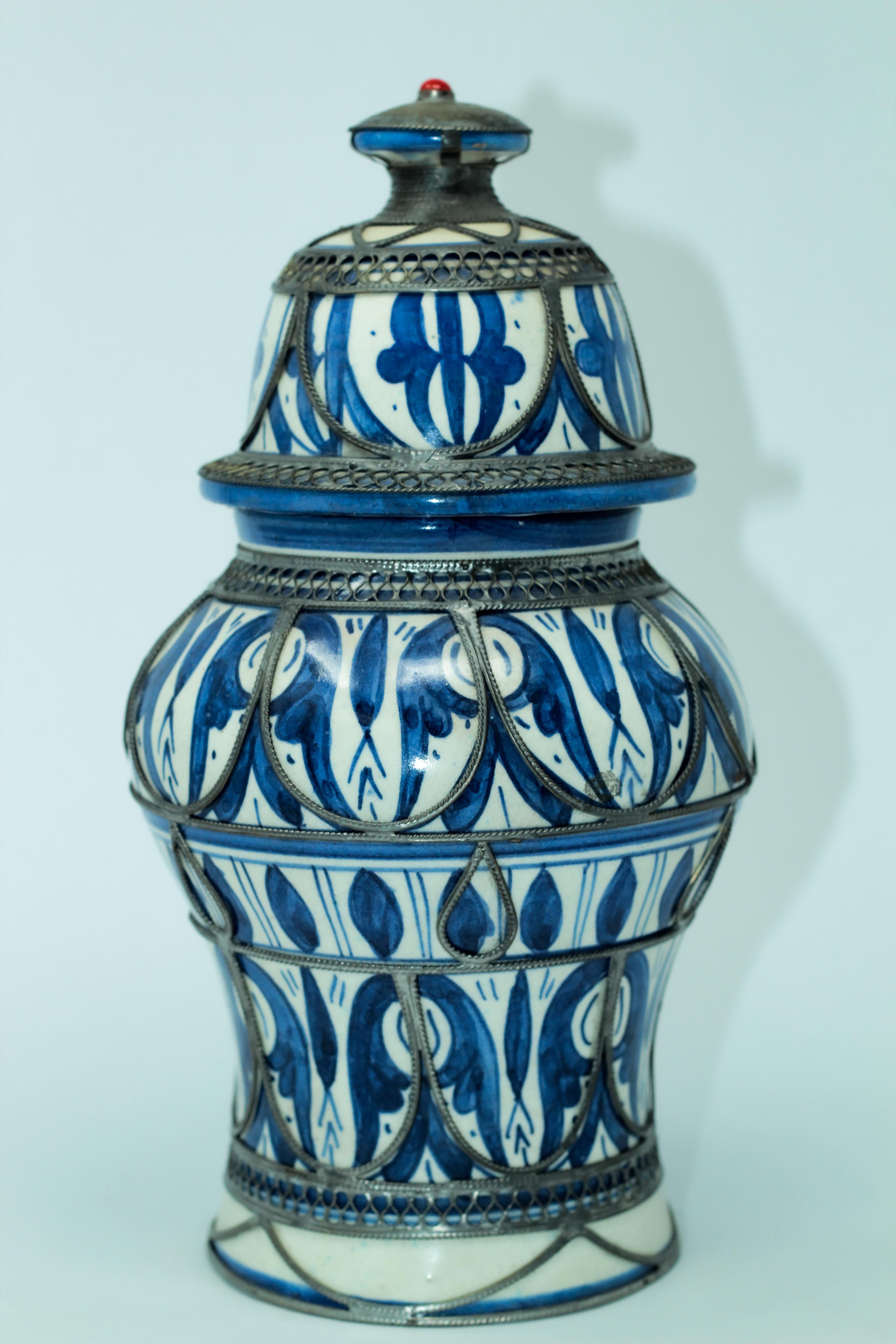 Vaso marocchino in ceramica di Fez blu e bianco con filigrana d'argento in vendita 3