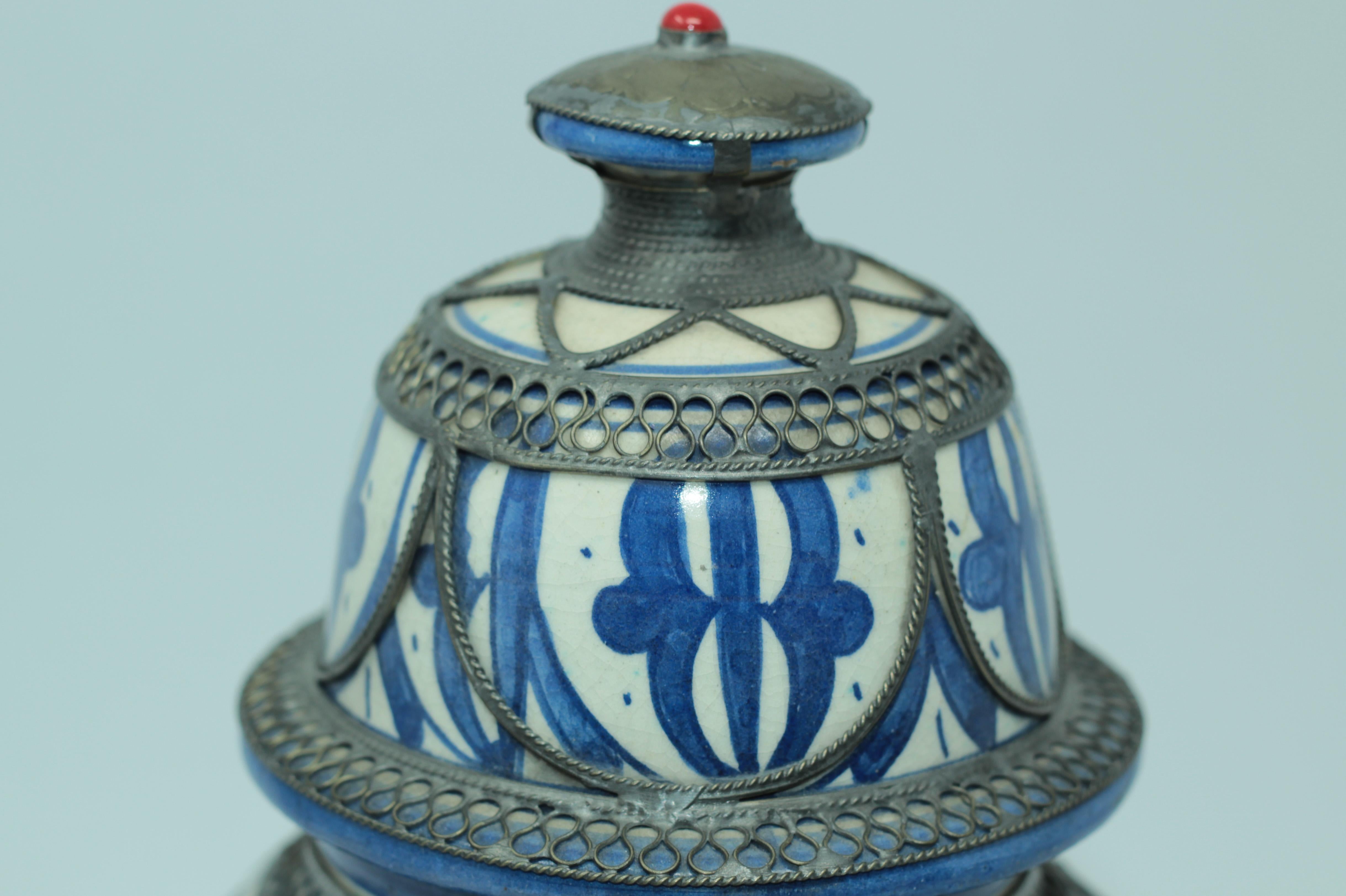 Moroccan Ceramic Vase from Fez Blue and White with Silver Filigree For Sale 7