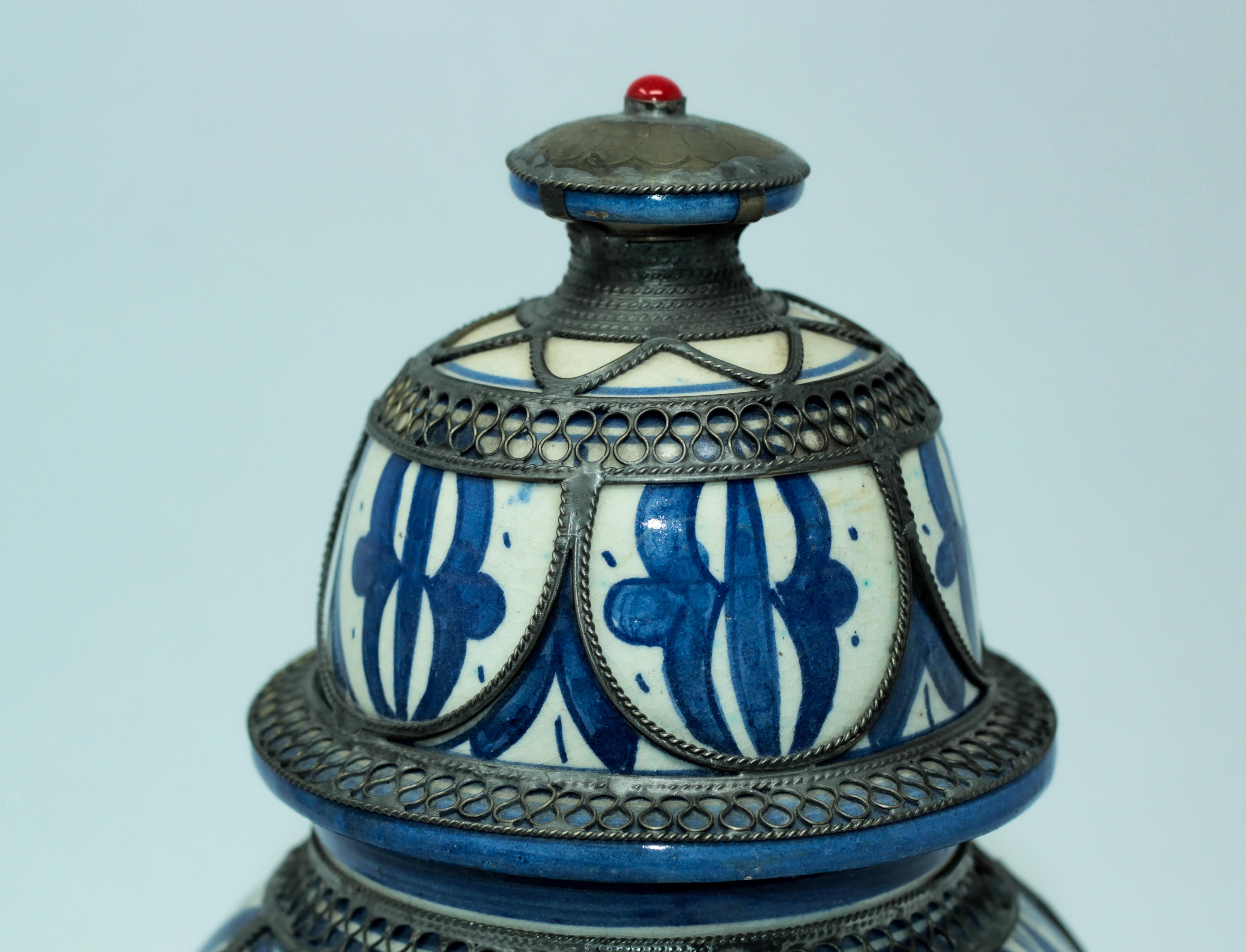 Fabelhafte handgefertigte antike marokkanische Keramikvase im maurischen Stil, verziert mit feiner filigraner Silber-Nickel-Arbeit überlagert.
Die Farbe der Keramik ist als Bleu de Fez bekannt.
Vase aus blau-weißer Keramik mit filigranem
