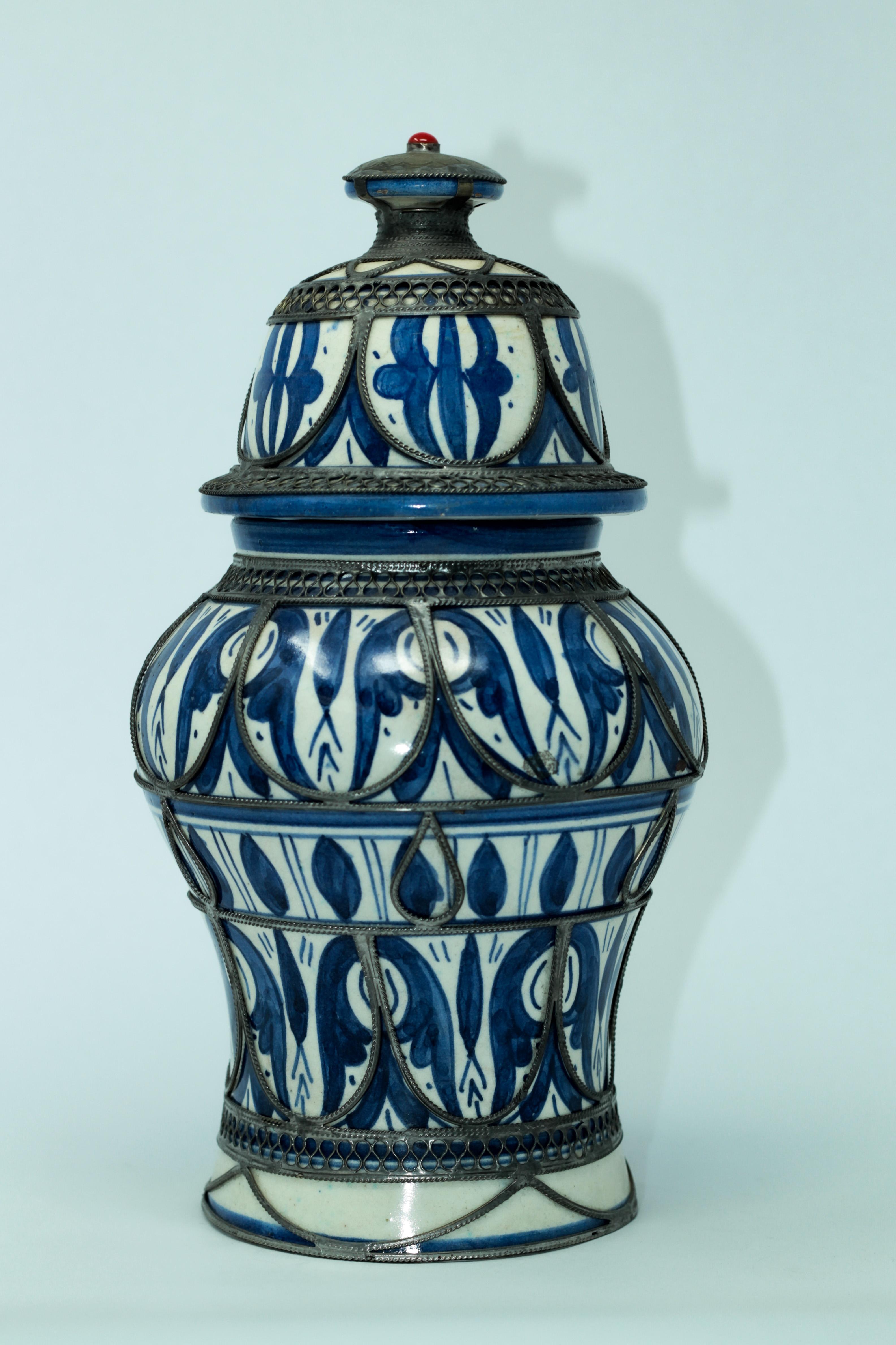 Marocchino Vaso marocchino in ceramica di Fez blu e bianco con filigrana d'argento in vendita