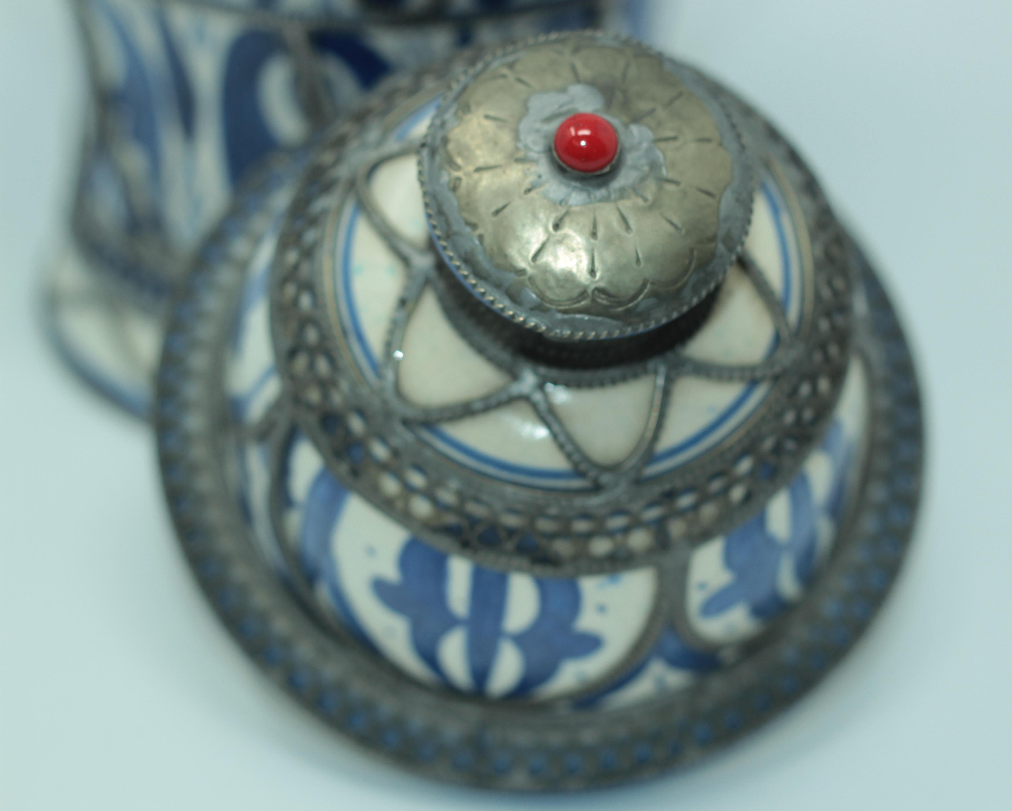 Marokkanische Keramikvase aus Fez in Blau und Weiß mit filigranem Silber im Angebot 1