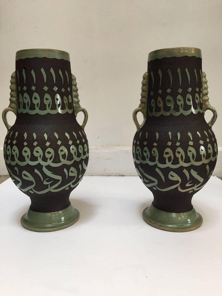 Coppia di vasi in ceramica marocchina realizzati a mano con calligrafia moresca, Fez - Statement Décor
Un'impressionante coppia di vasi in ceramica marocchina di Fez, realizzati a mano con uno smalto marrone cioccolato intenso accentuato da riflessi