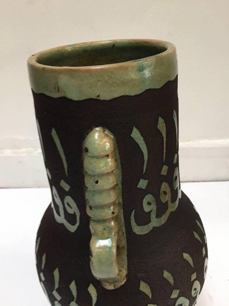 Marocchino Vasi marocchini in ceramica con calligrafia moresca realizzati a mano a Fez, una coppia in vendita