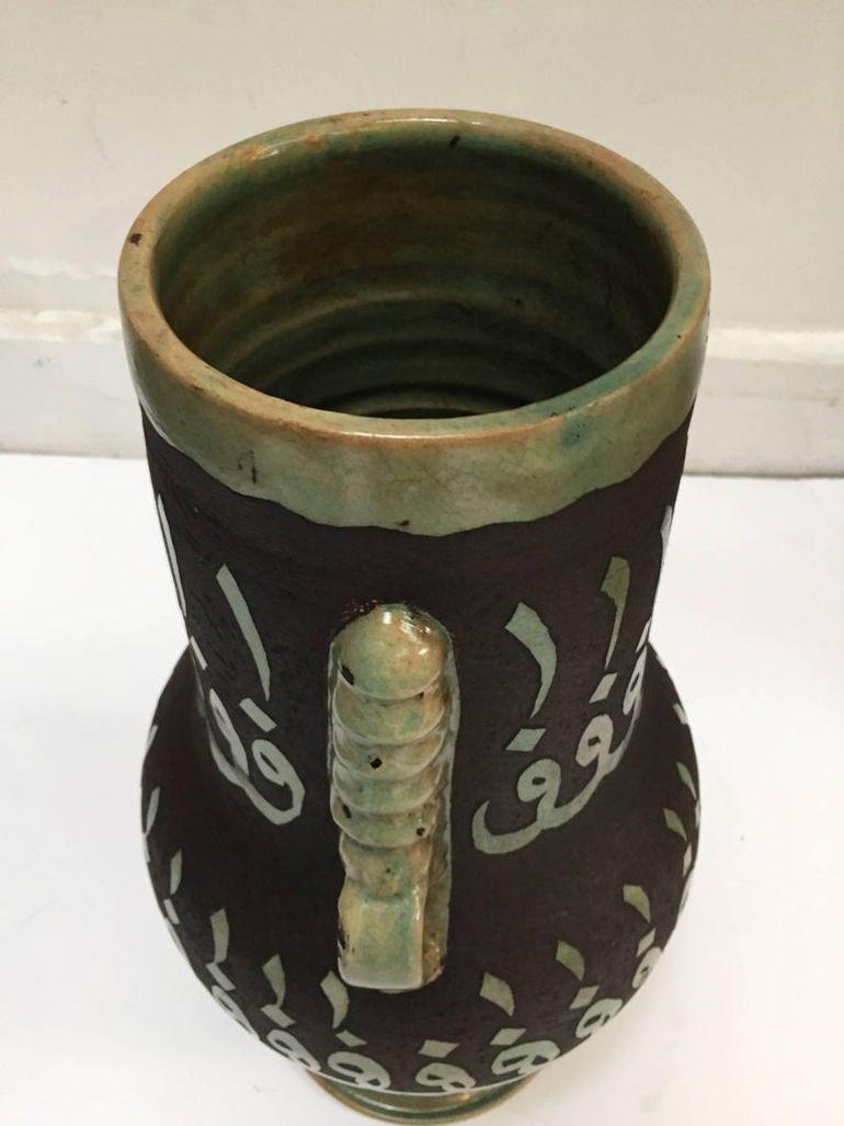 Intagliato a mano Vasi marocchini in ceramica con calligrafia moresca realizzati a mano a Fez, una coppia in vendita