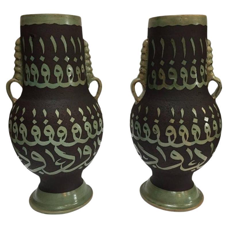 Vasi marocchini in ceramica con calligrafia moresca realizzati a mano a Fez, una coppia in vendita