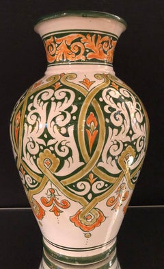 Vaso o urna in ceramica marocchina d'epoca in verde, bianco e arancione firmato