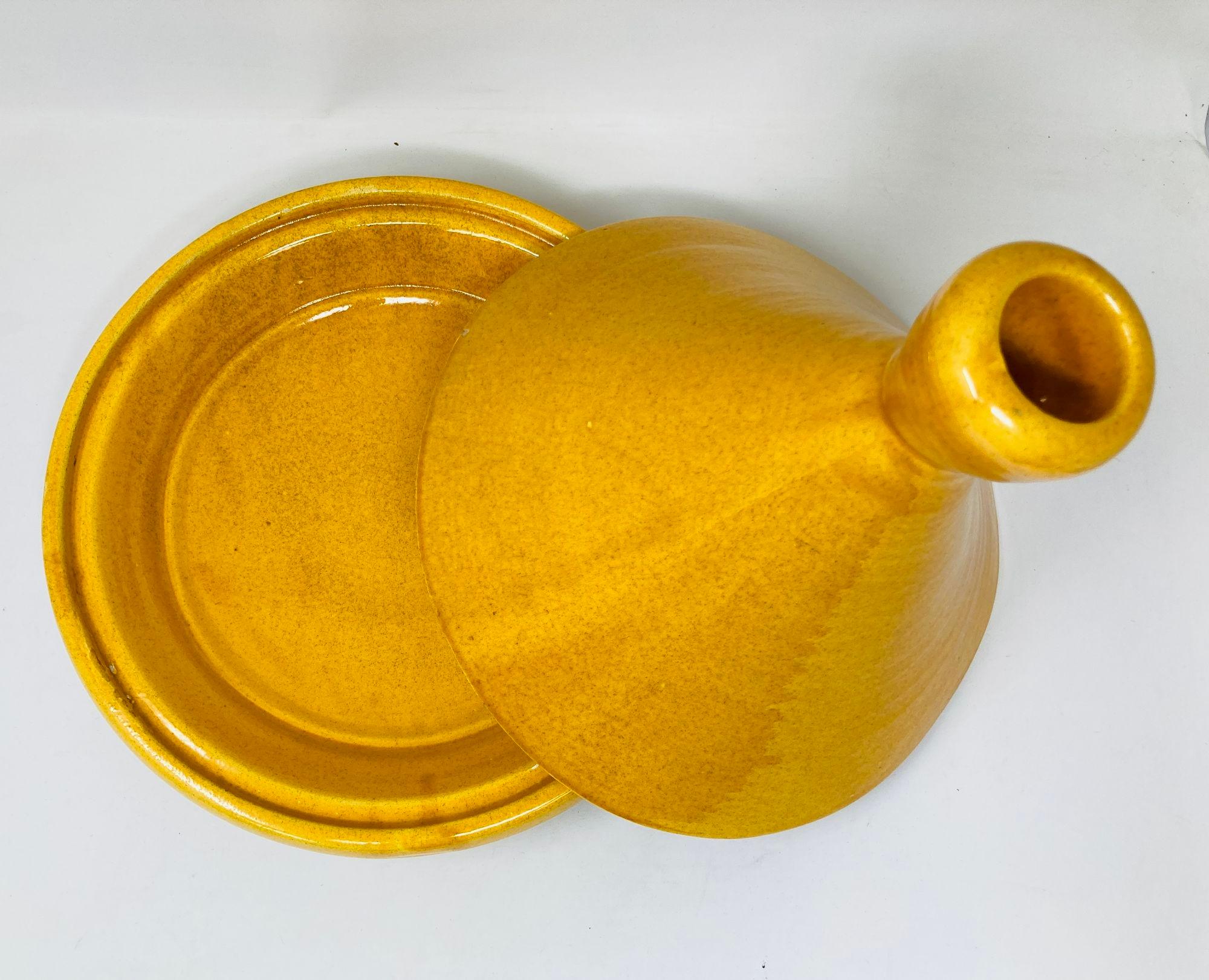 Plato Servidor Tagine Marroquí de Cerámica Amarilla Hecho a Mano en Marrakech en Bueno estado para la venta en North Hollywood, CA