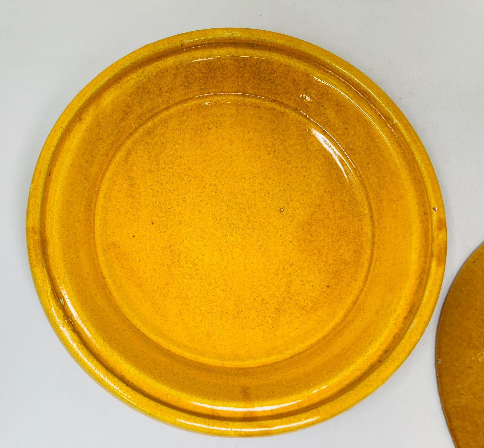 Plato Servidor Tagine Marroquí de Cerámica Amarilla Hecho a Mano en Marrakech siglo XX en venta
