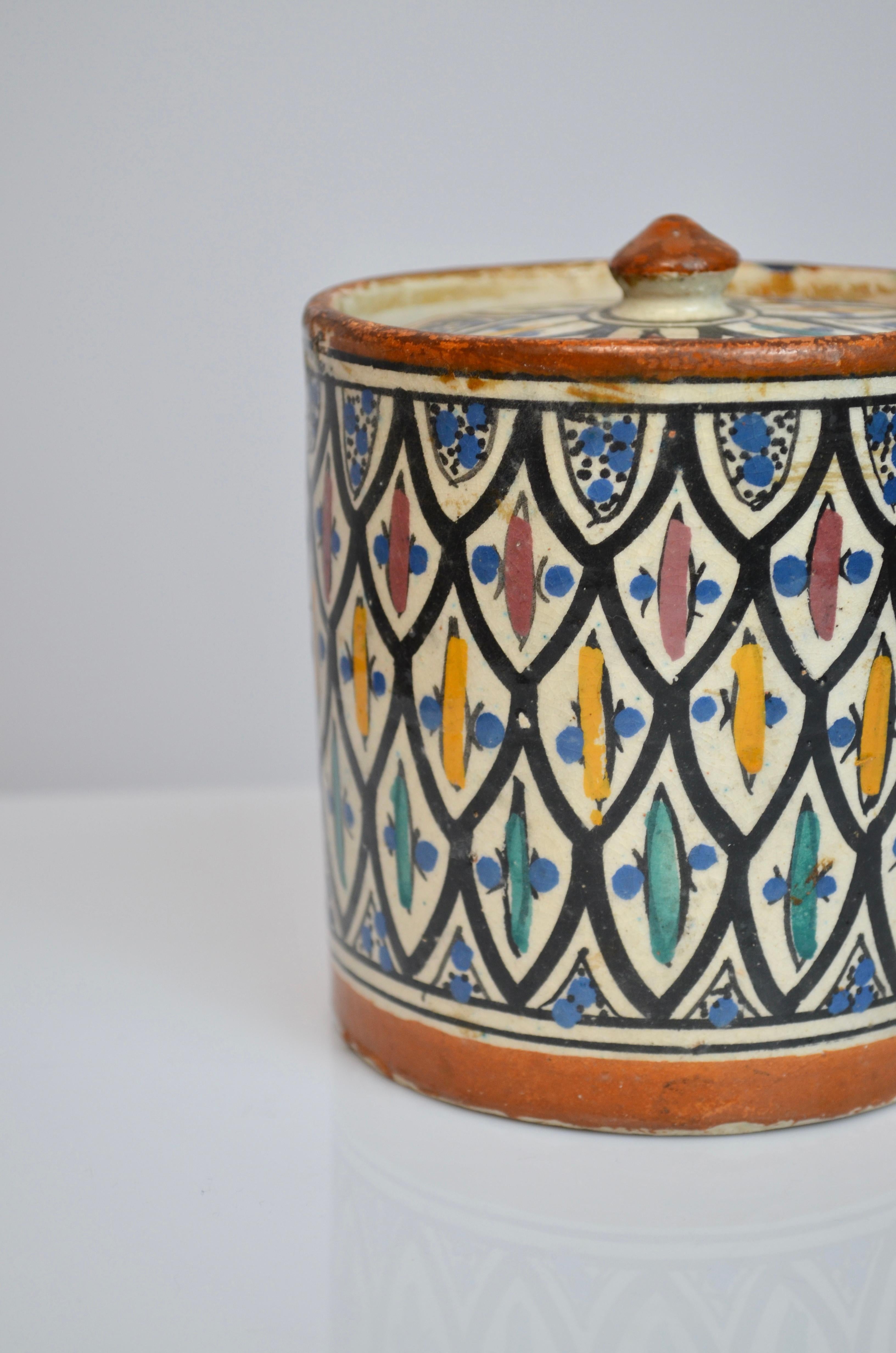Pot en céramique avec couvercle, Maroc - Safi, années 30/40
Signé sur le fond