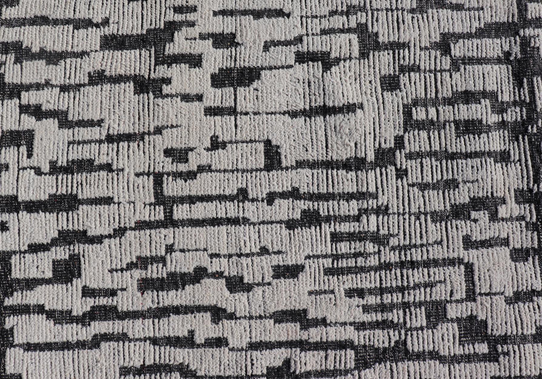 Alfombra Abstracta Contemporánea Marroquí en Blanco y Negro by Keivan Woven Arts en venta 3