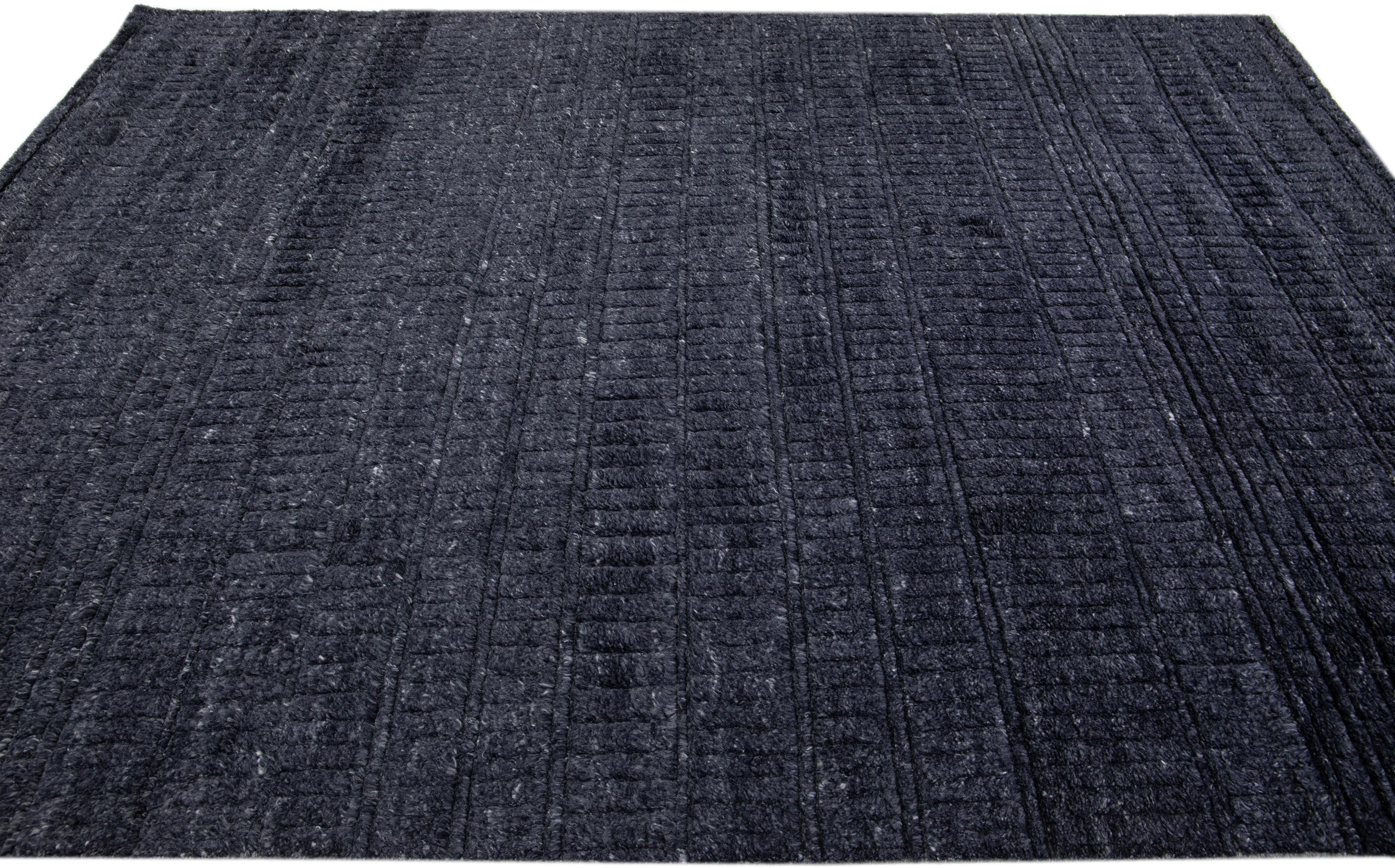 Alfombra marroquí de lana de textura contemporánea hecha a mano con campo de color carbón Tejido a mano en venta
