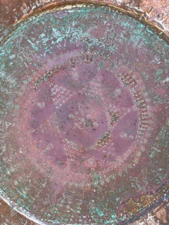 Chargeur marocain en cuivre avec des designs gravés et de belles couleurs, grande échelle