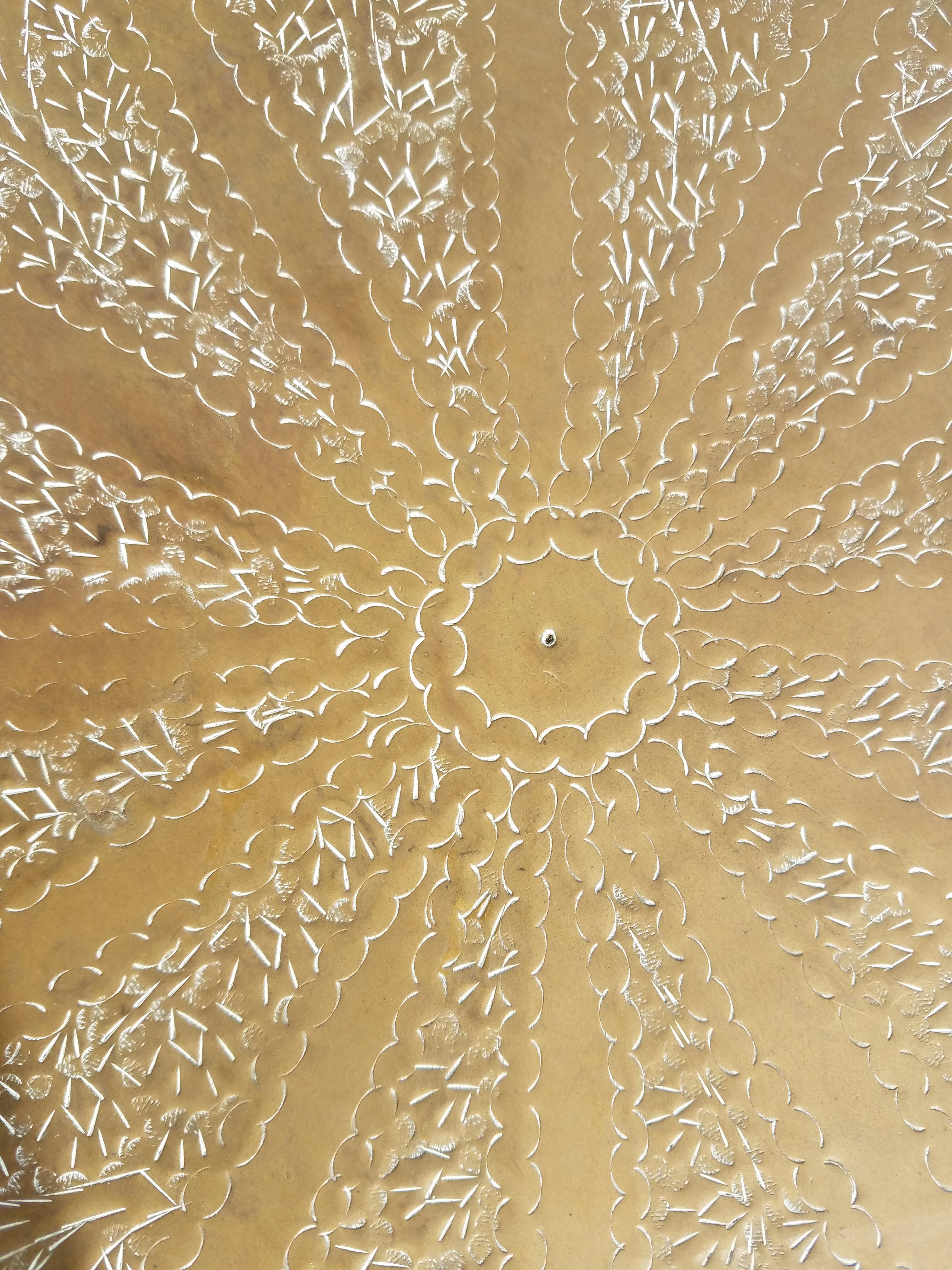 Table à plateau en cuivre marocain unique en son genre, idéale comme table basse ou table d'appoint. Très exotique. Une forme ronde et un look étonnant. Description
Influencée par le décor mauresque, avec son martelage détaillé en cuivre sur le
