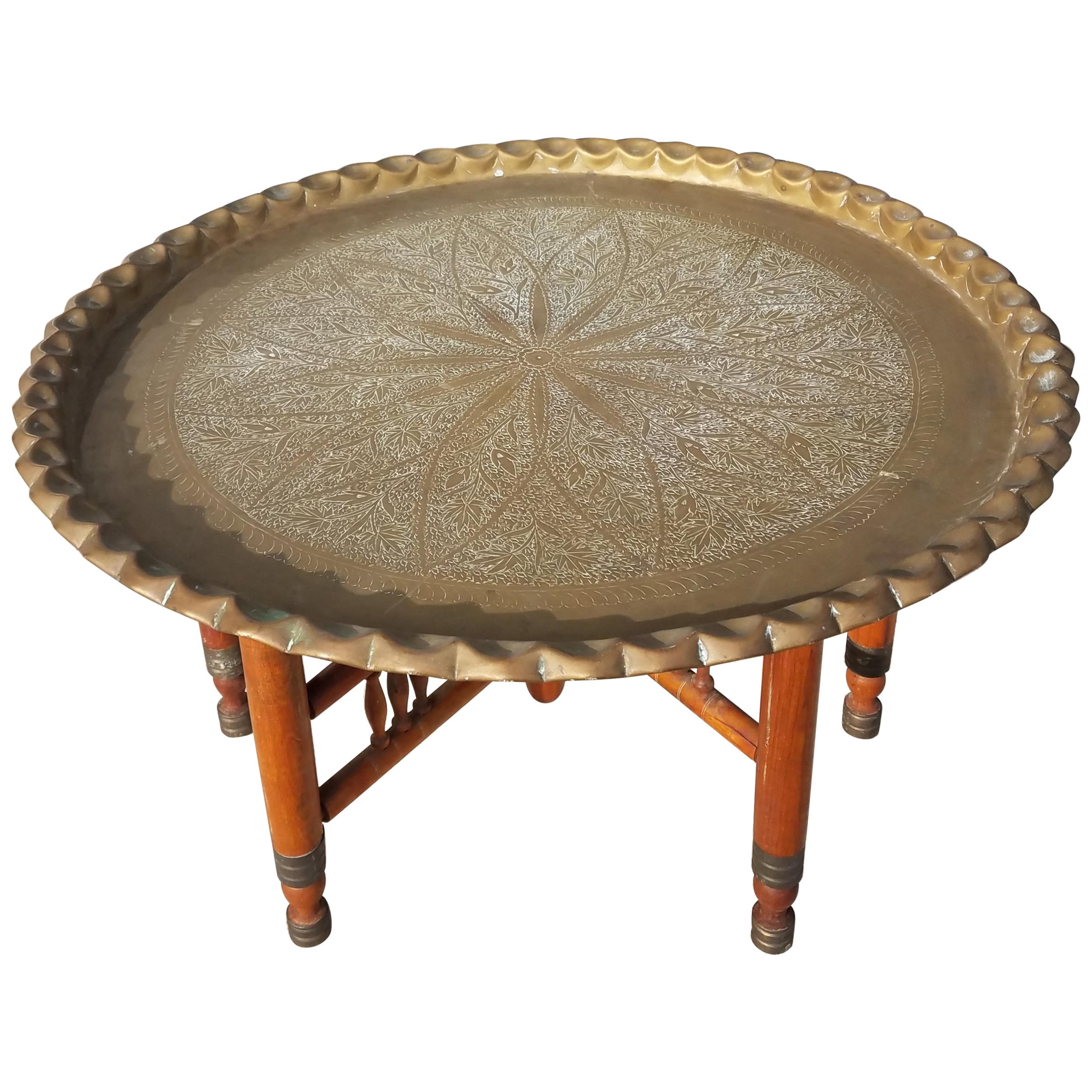 Table basse marocaine en cuivre, ronde avec base pliante en bois
