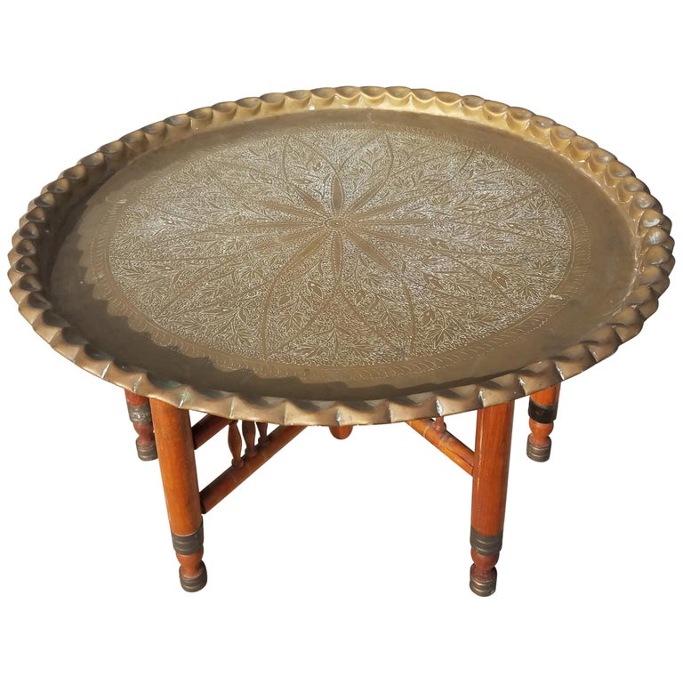 Table basse marocaine en cuivre, ronde avec base pliante en bois sur  1stDibs | table marocaine ronde