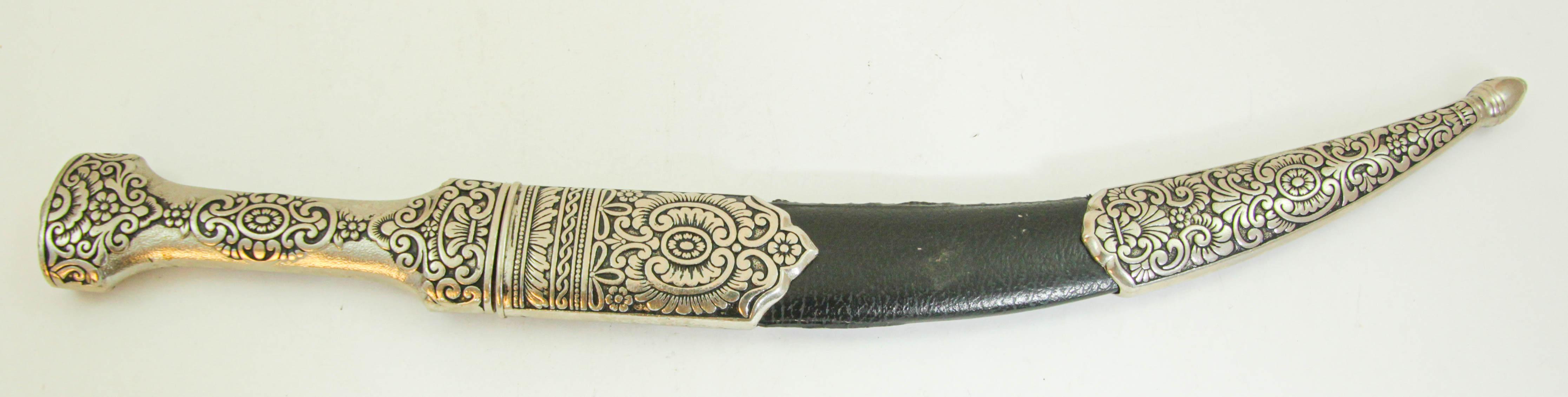 Puñal decorativo marroquí hecho a mano en metal martillado níquel plateado.
Cuchillo marroquí decorativo con vaina Daga khoumiya de metal tallado, de forma típica con hoja curva, completa con vaina con motivos árabes.
Fabricado en Marruecos.
Tamaño: