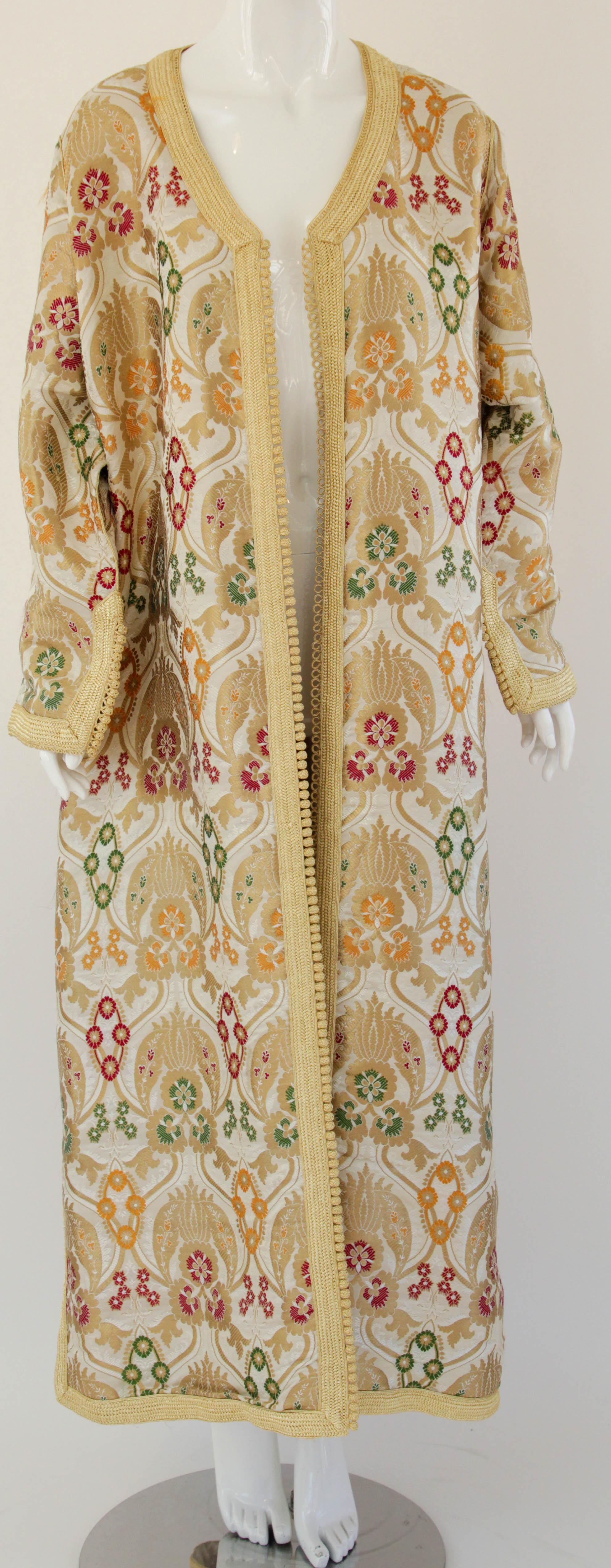 Atemberaubender und eleganter marokkanischer Kaftan mit silbernem Metallic-Brokat aus maurischem Blumendamast.
Handgefertigter marokkanischer Kaftan, Mantel, handgefertigt von einem marokkanischen Modedesigner in Marokko, ideal für eine Party mit