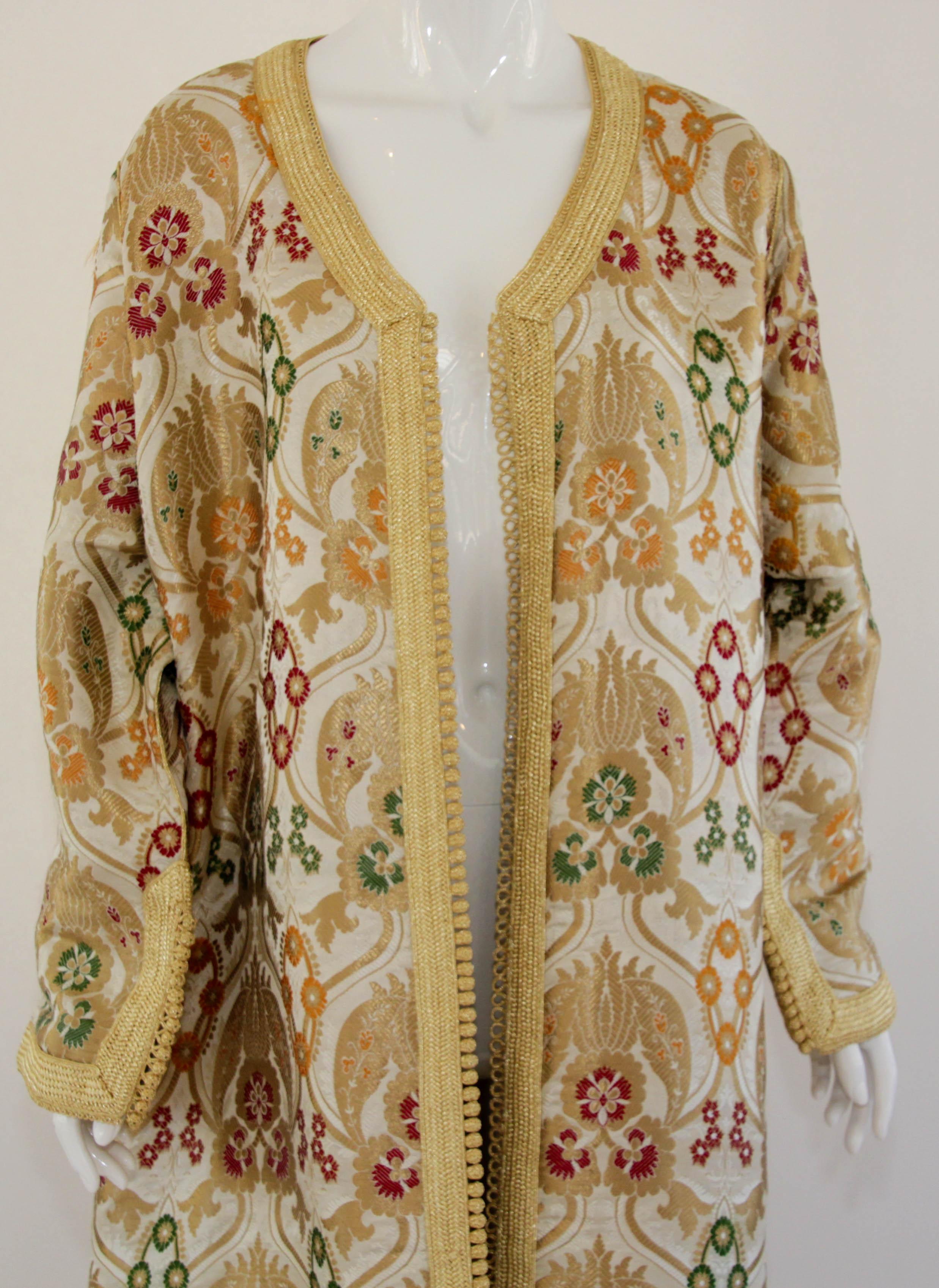 Marokkanischer Damast-Mantel im Fortuny-Stil mit Metallic-Blumenmuster (Beige) im Angebot