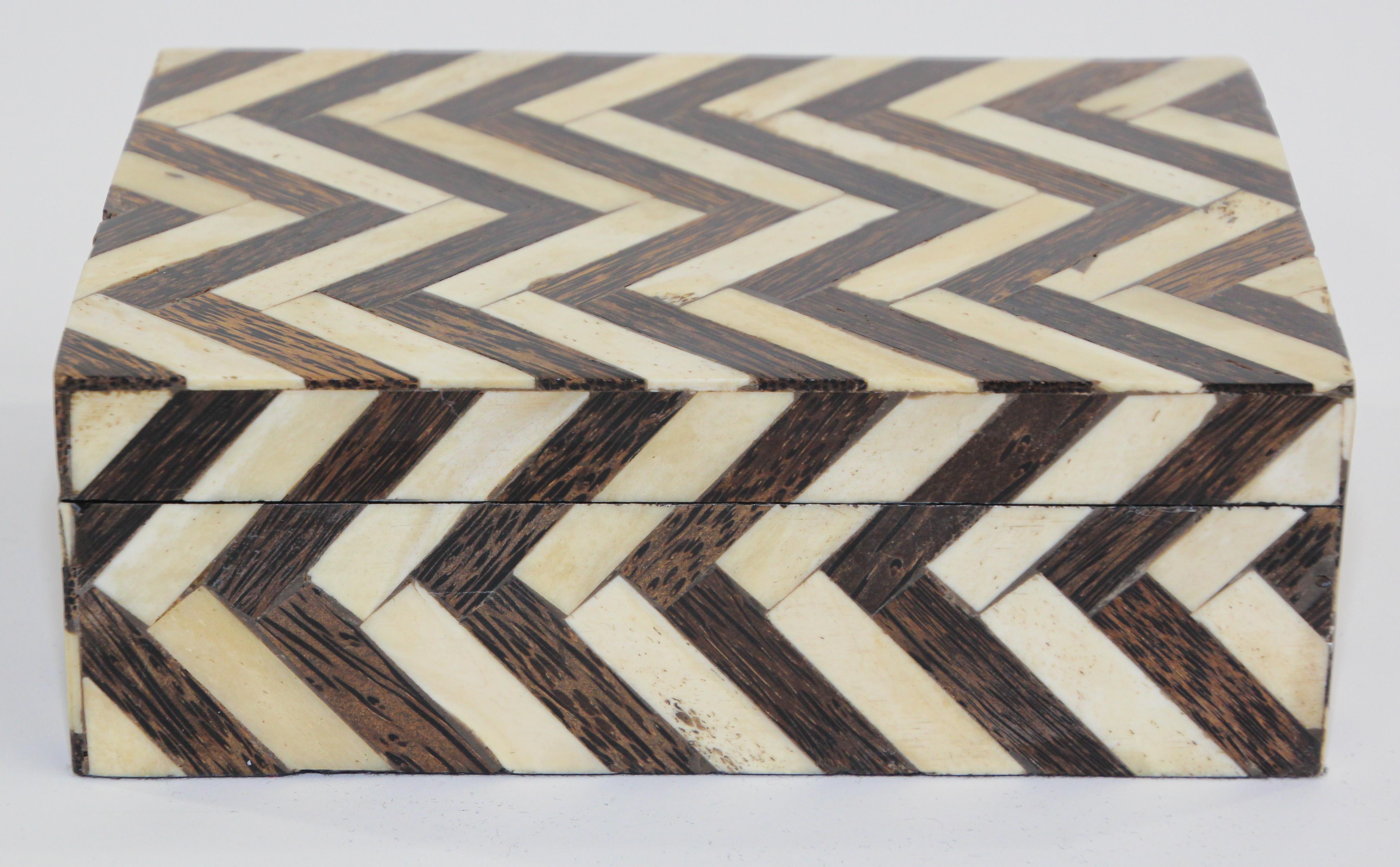 Moroccan Decorative Box Inlaid with White Bone In Good Condition In Moreno Valley, CA