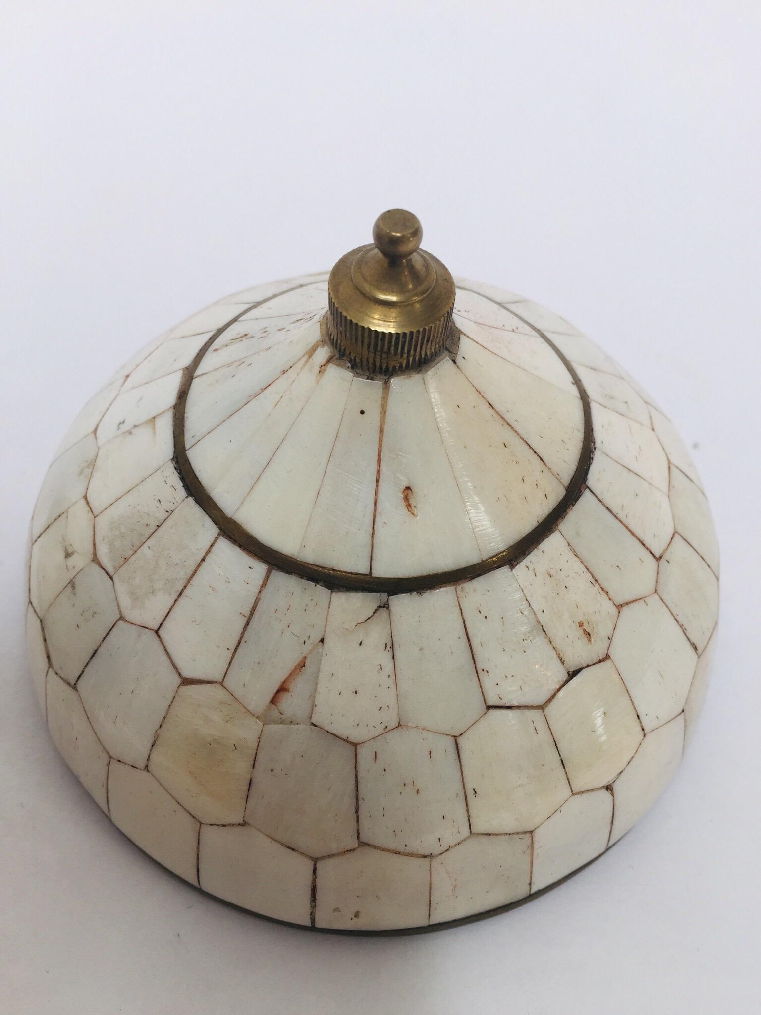 Moroccan Decorative Trinket Box Inlaid with White Bone and Brass In Good Condition In North Hollywood, CA