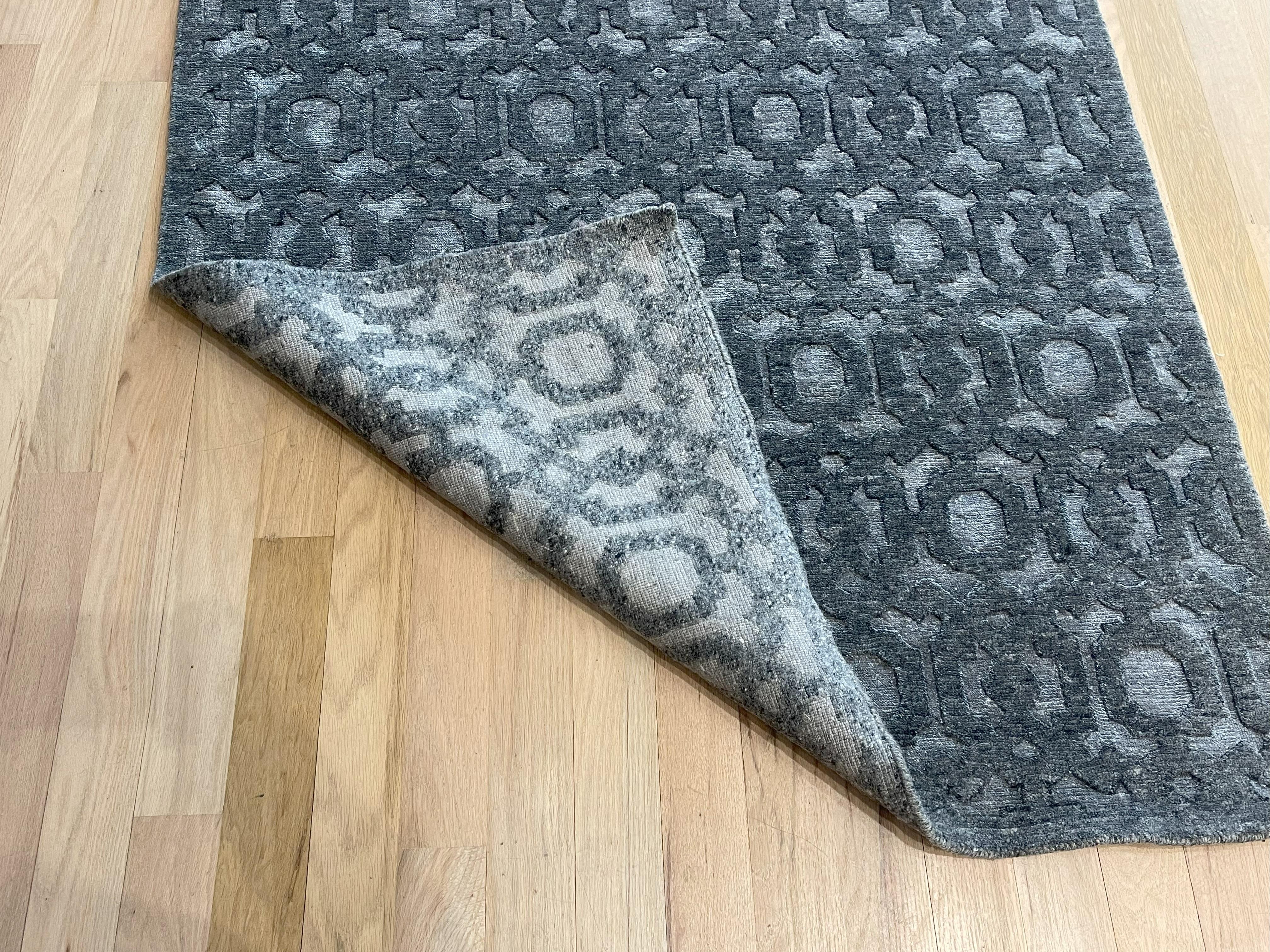 Dieser ca. 4 x 6 große marokkanische Teppich aus unserer neuesten Kollektion marokkanischer Designs ist handgefertigt und in Indien handgeknüpft. Es hat eine Baumwollbasis und ist aus reinen Woll- und Bambusgarnen gefertigt. Er zeichnet sich durch