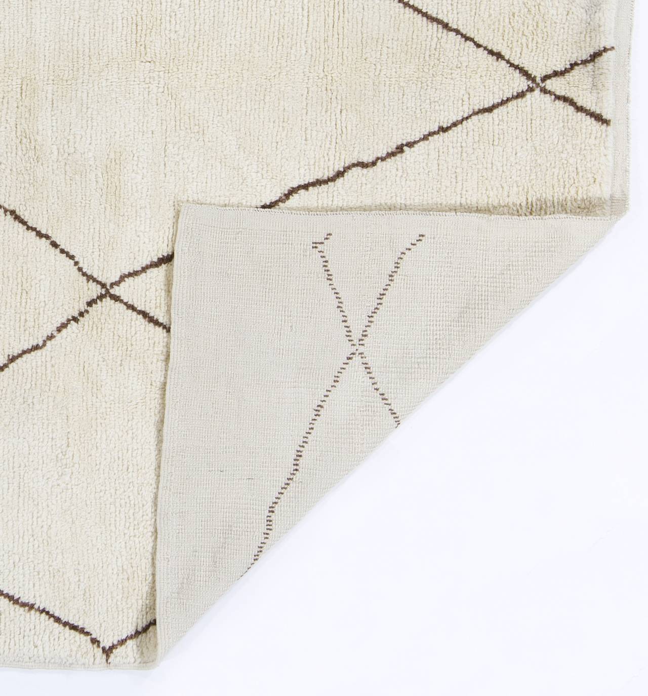 Porta a casa tua calore, consistenza e fascino artigianale con questo tappeto Tulu in stile marocchino, un'interpretazione contemporanea dell'iconica tradizione Beni Ourain. Interamente annodato a mano con lana naturale al 100%, questo tappeto offre